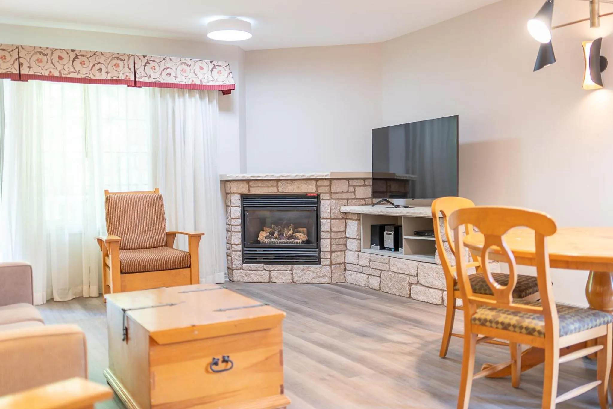 TV and multimedia in Horseshoe Valley Suites - The Evergreen