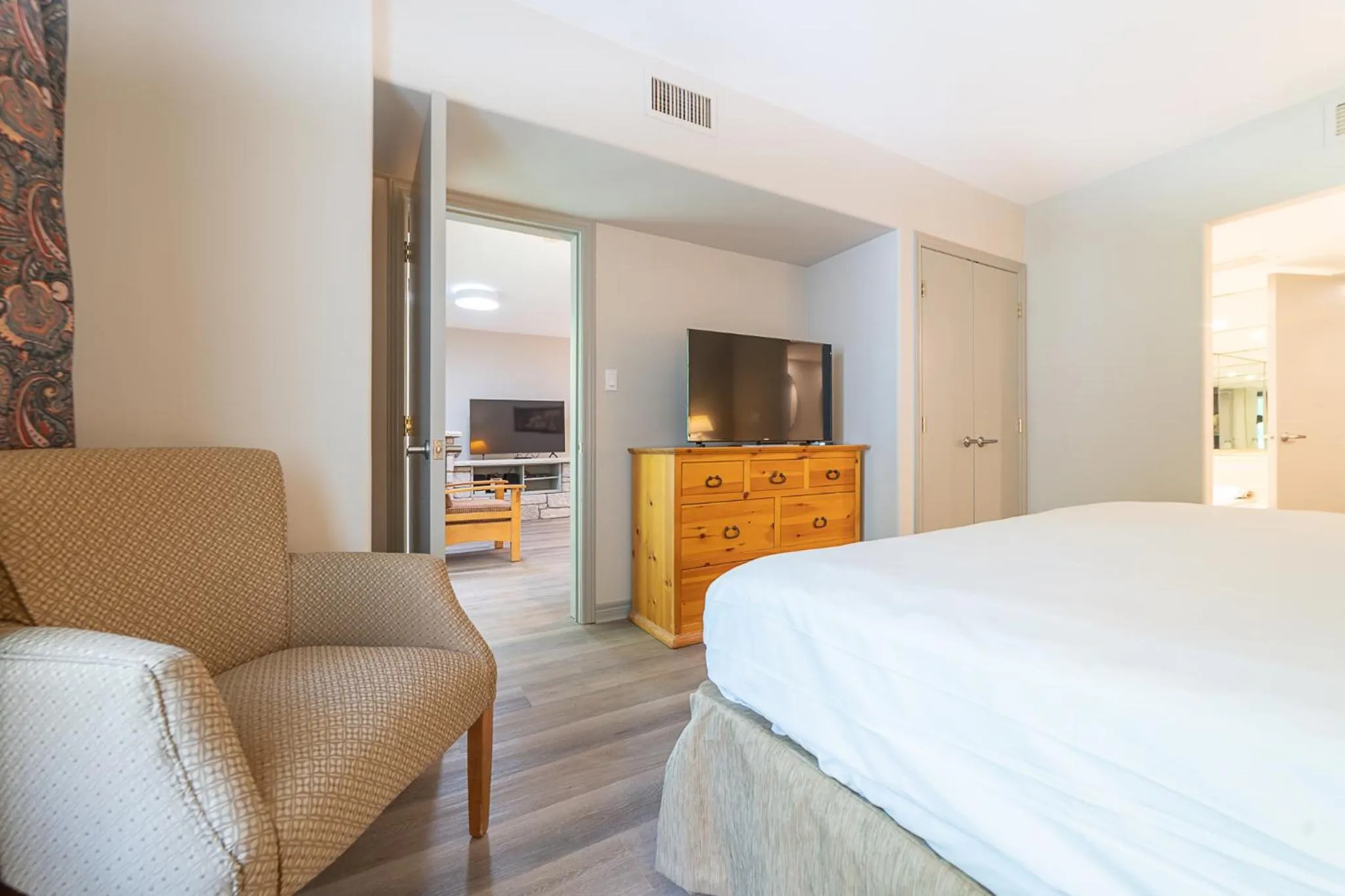 Bed in Horseshoe Valley Suites - The Evergreen