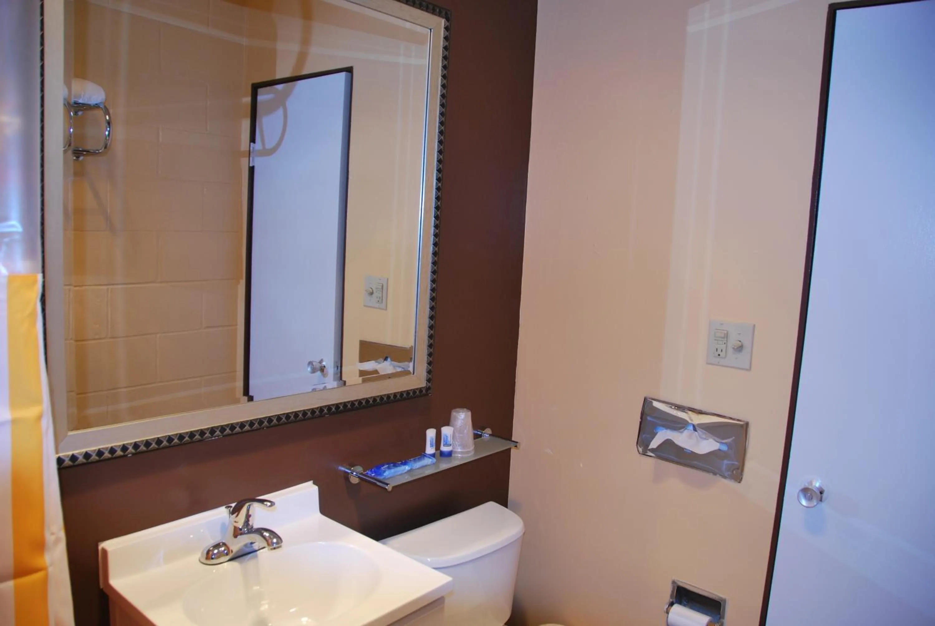 Bathroom in Imperial Motel Cortland