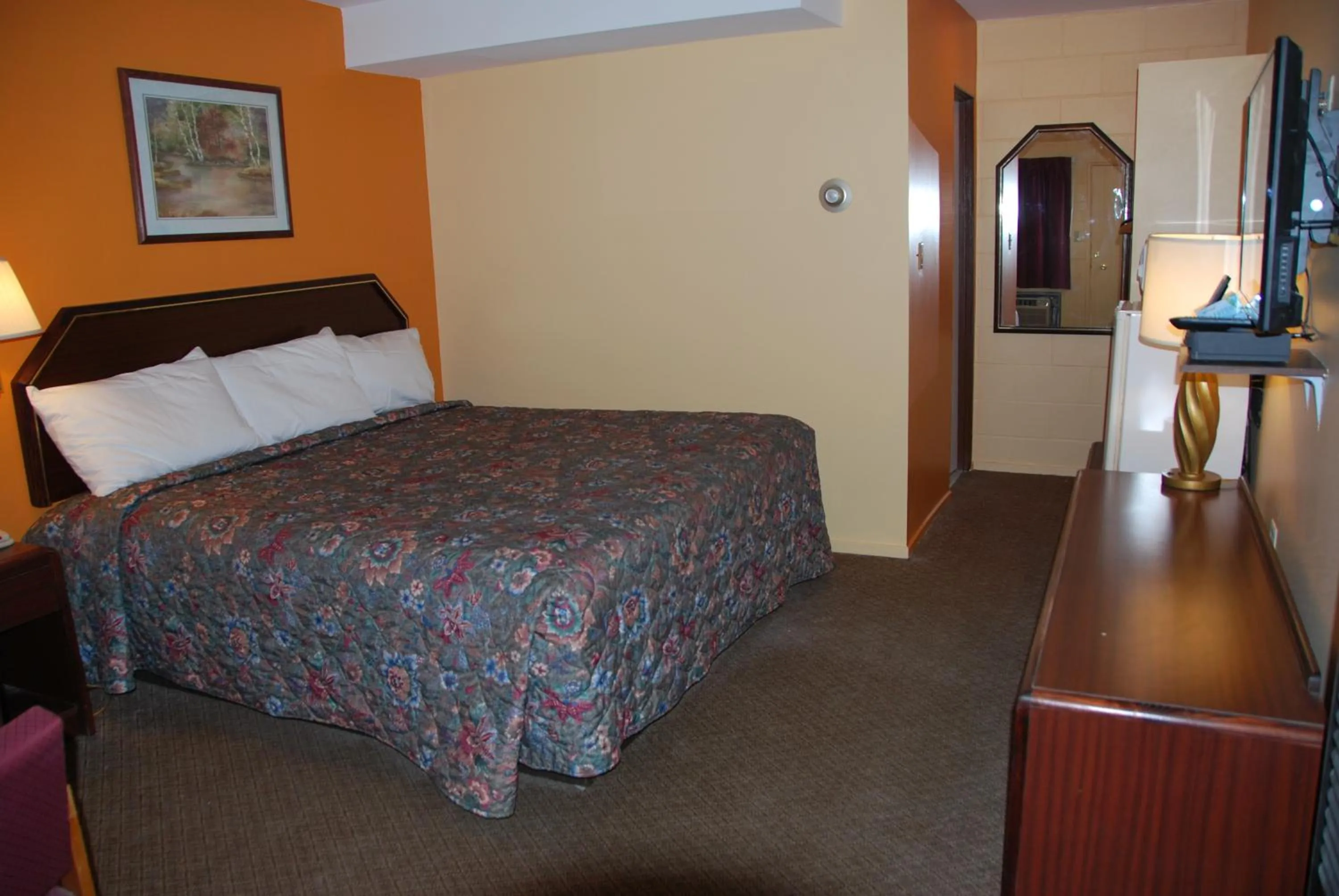 Photo of the whole room in Imperial Motel Cortland