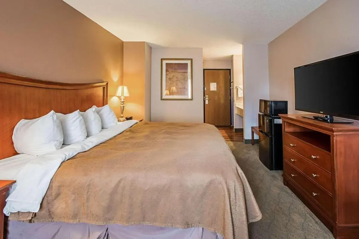 King Suite in Royal Inn Suites King Suite in Royal Inn Suites