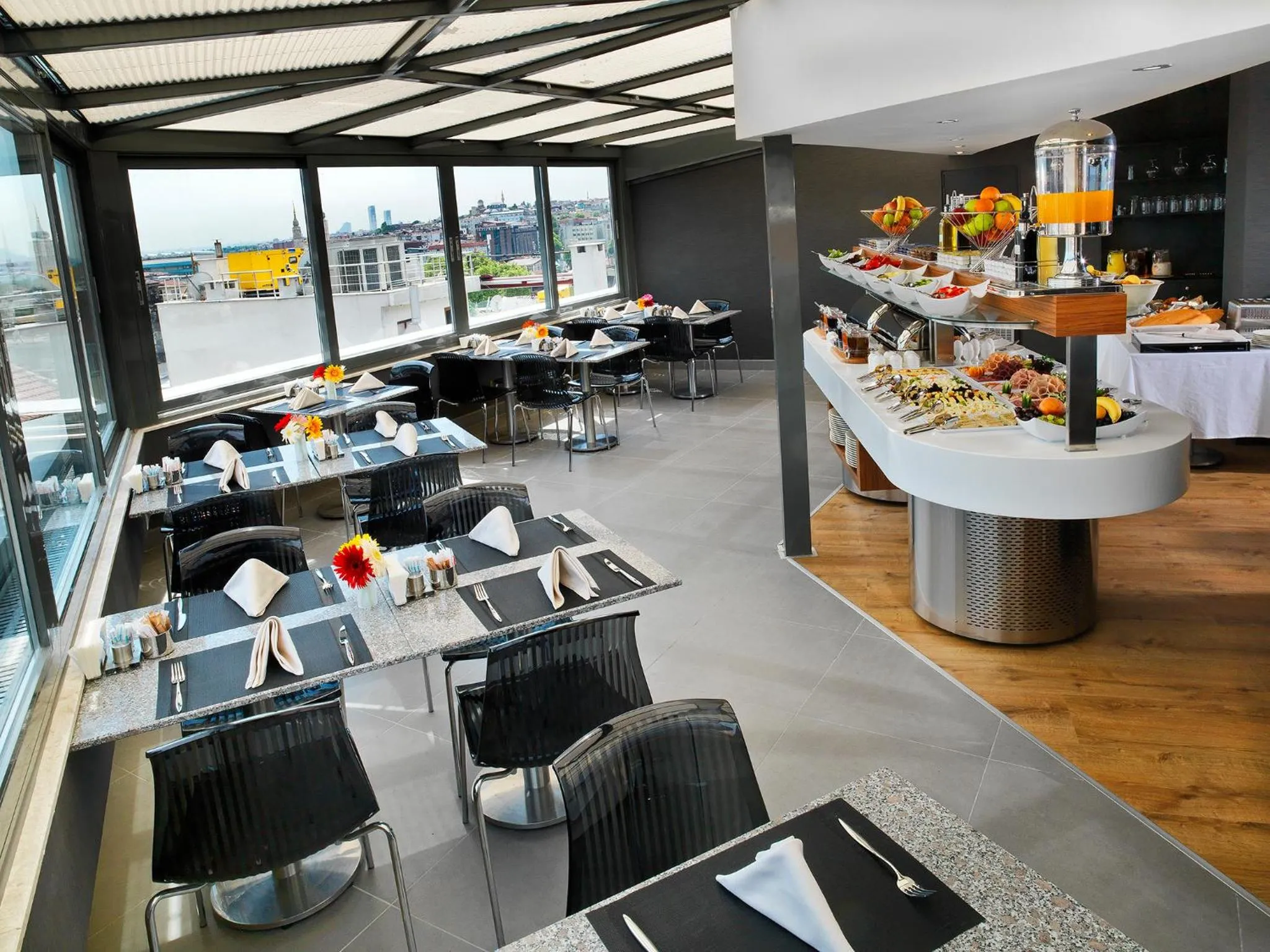 Restaurant/places to eat in Misa Hotel