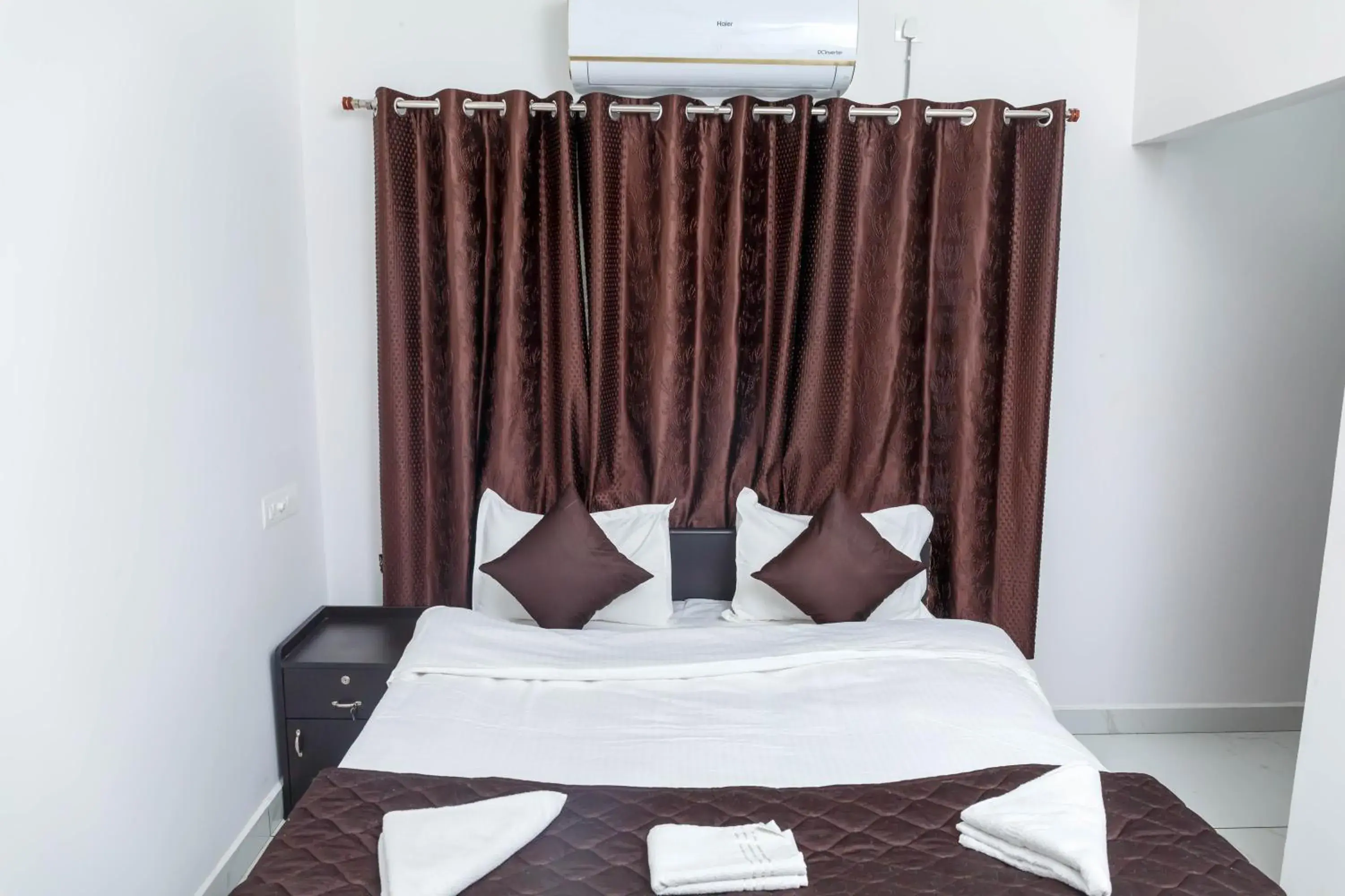 Deluxe Queen Room in Guest West Inn Cochin Deluxe Queen Room in Guest West Inn Cochin