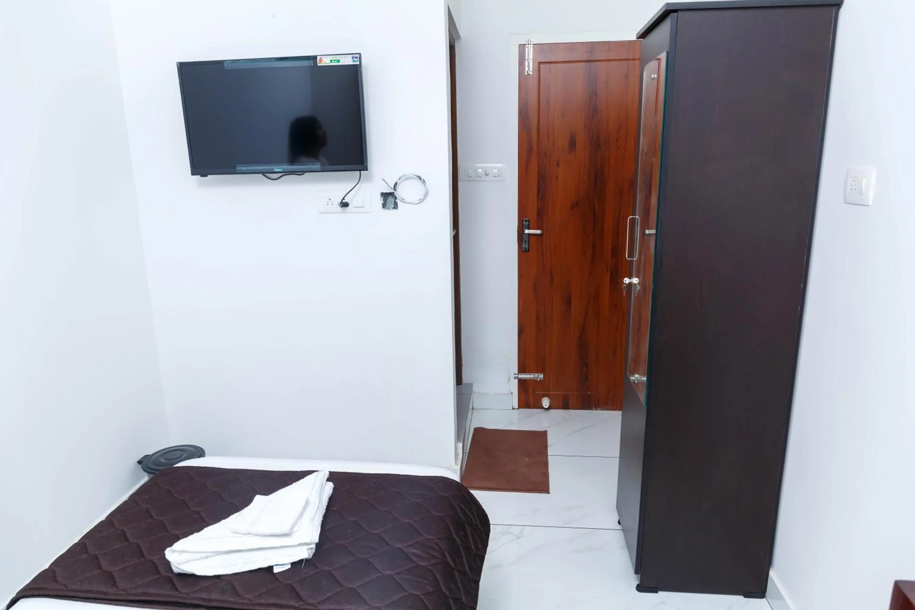 Communal lounge/ TV room, Bed in Guest West Inn Cochin