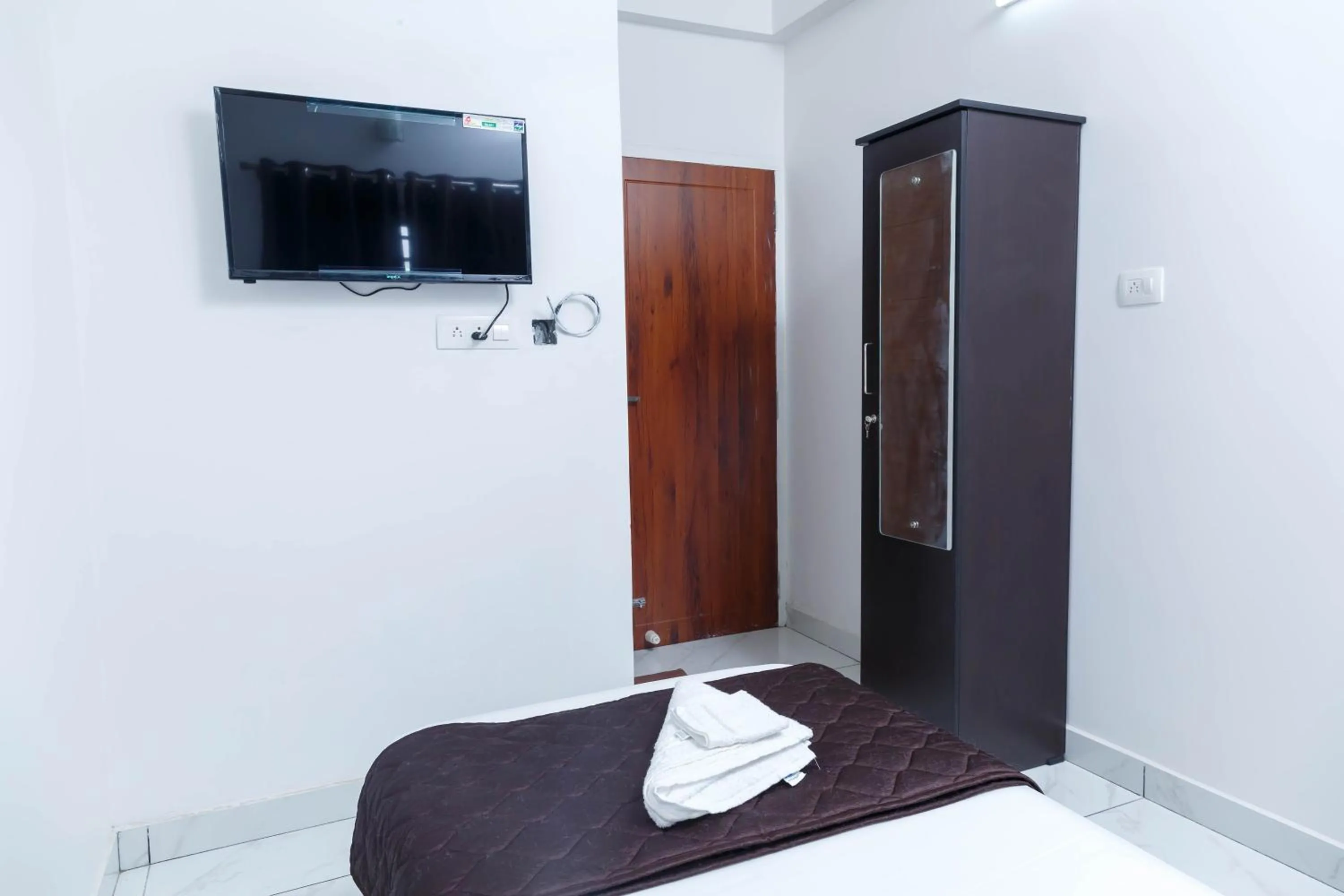 Communal lounge/ TV room, Bed in Guest West Inn Cochin