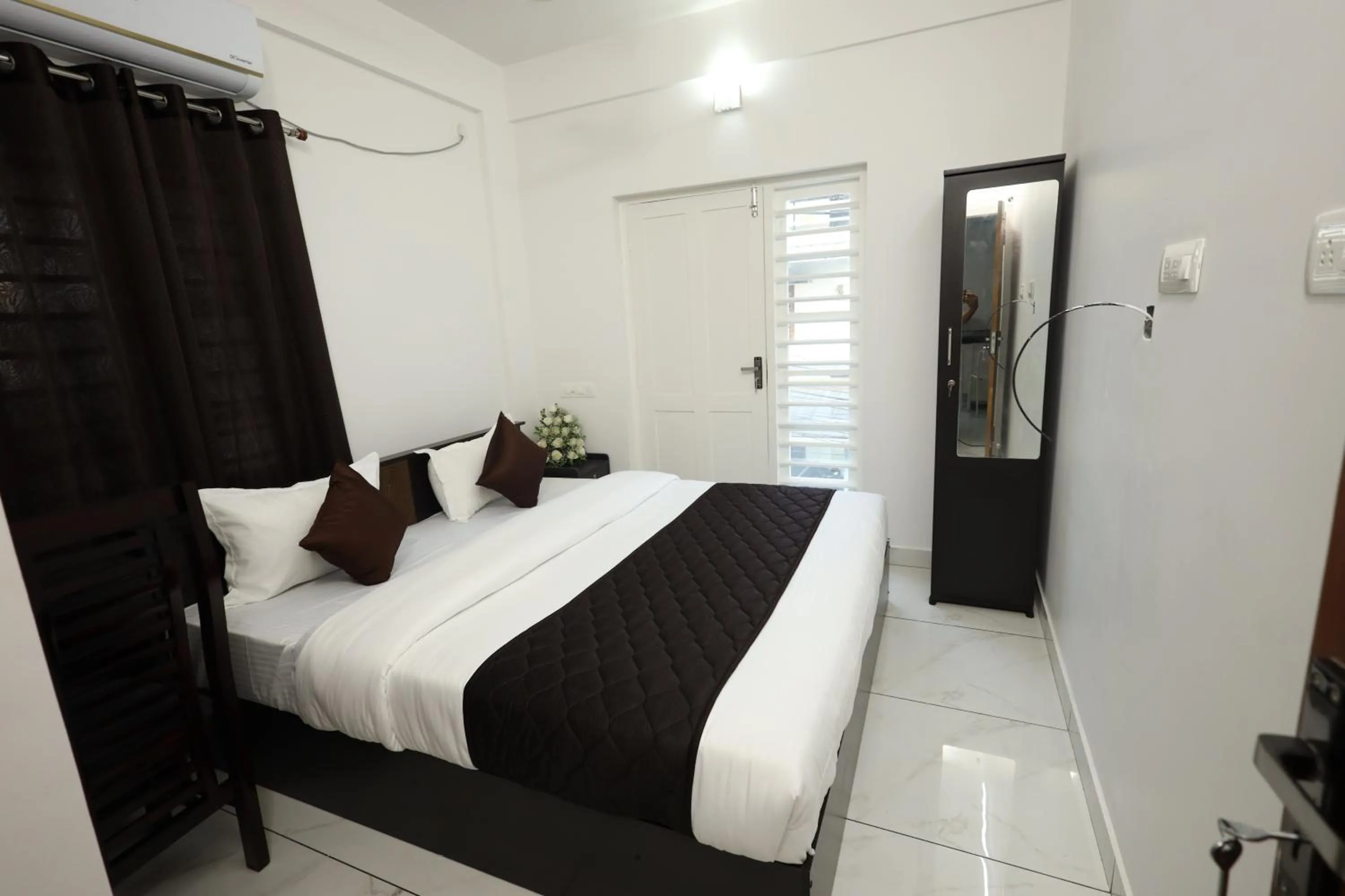 Bed in Guest West Inn Cochin