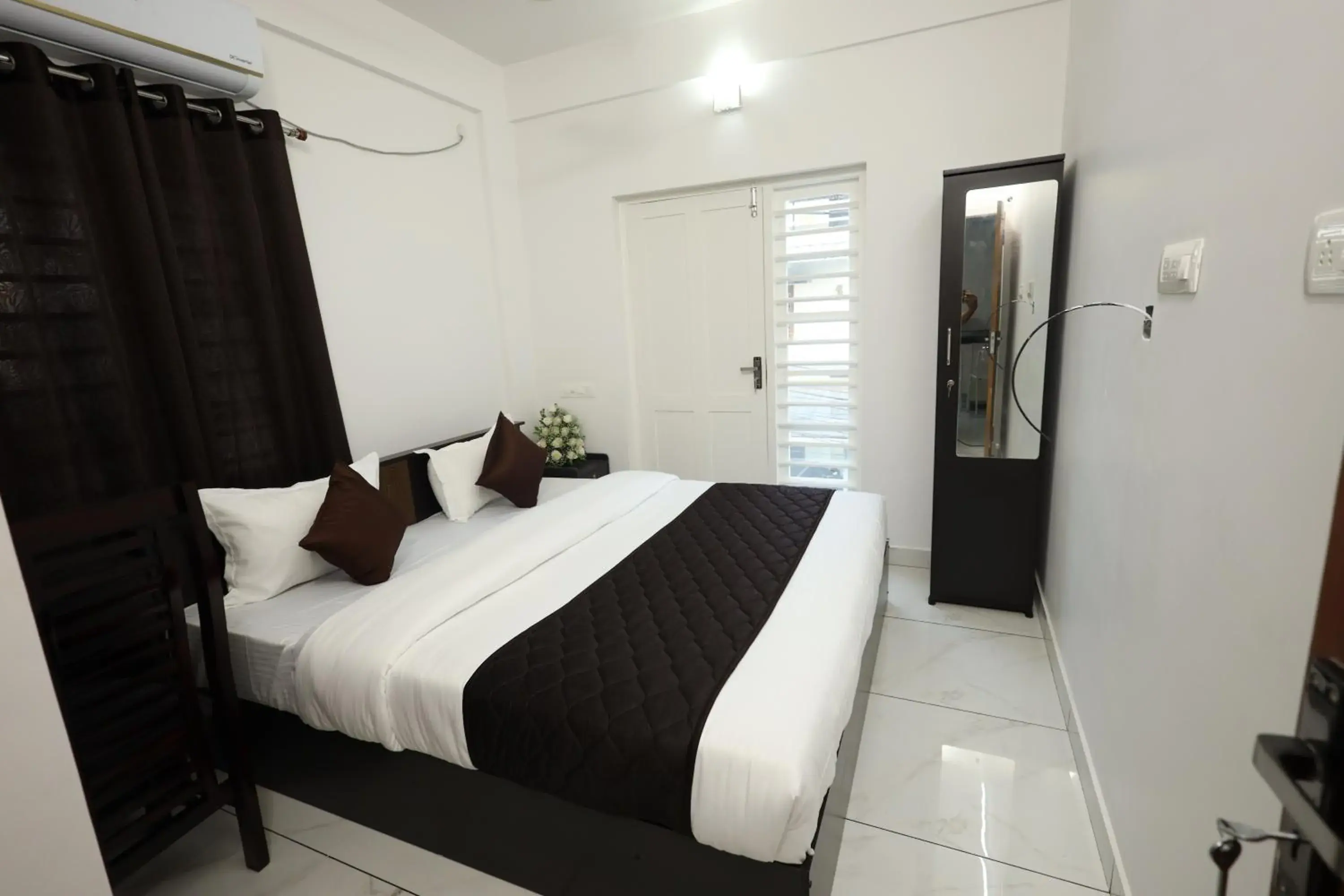 Deluxe King Room in Guest West Inn Cochin Deluxe King Room in Guest West Inn Cochin