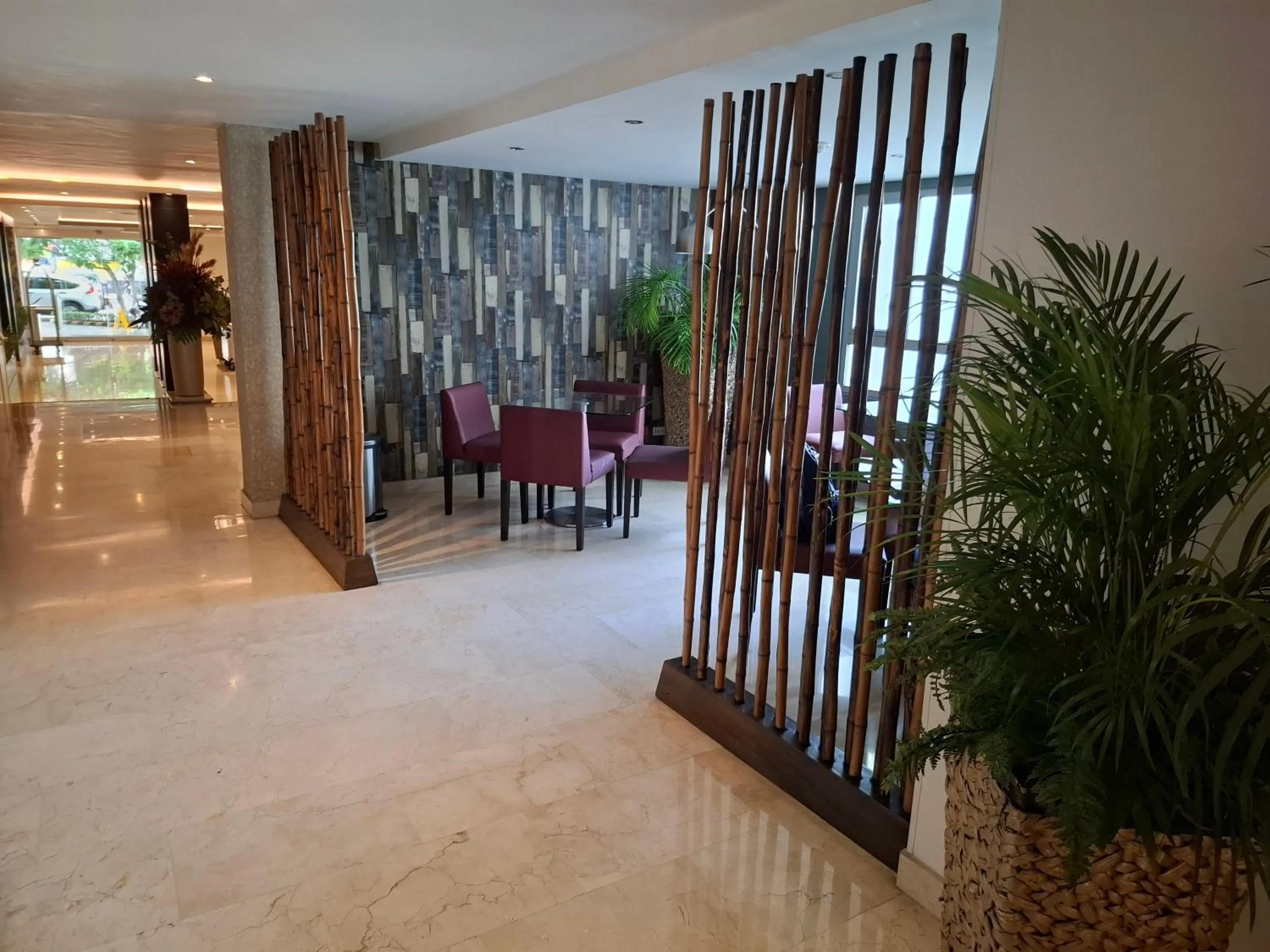 Business facilities in Washington Plaza