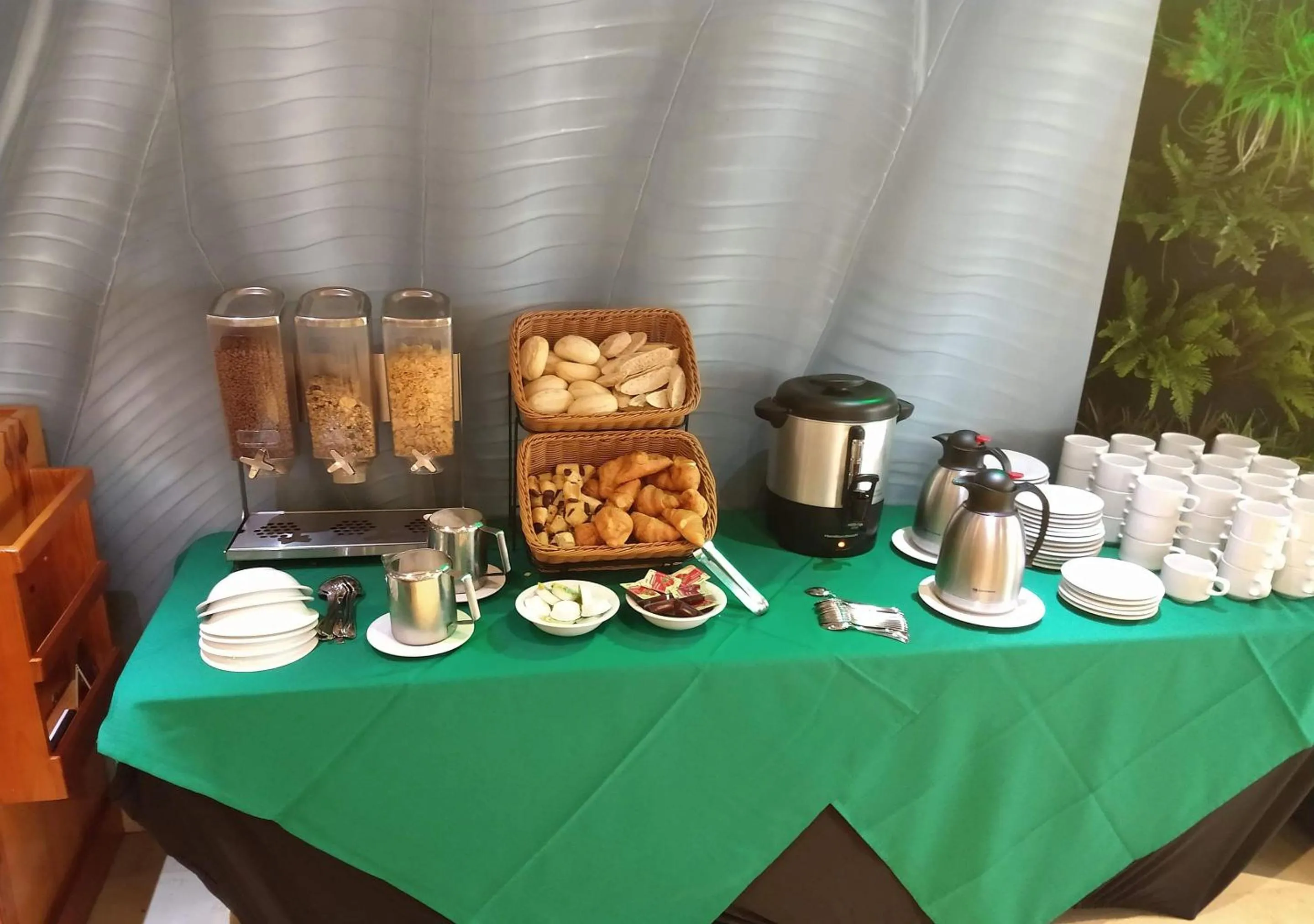 Breakfast in Washington Plaza