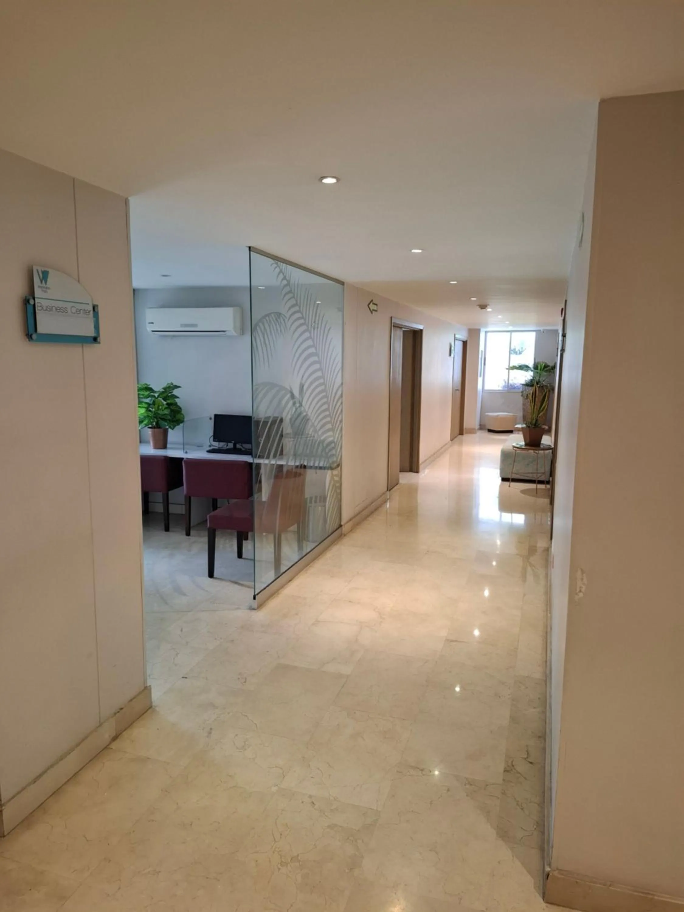 Business facilities in Washington Plaza