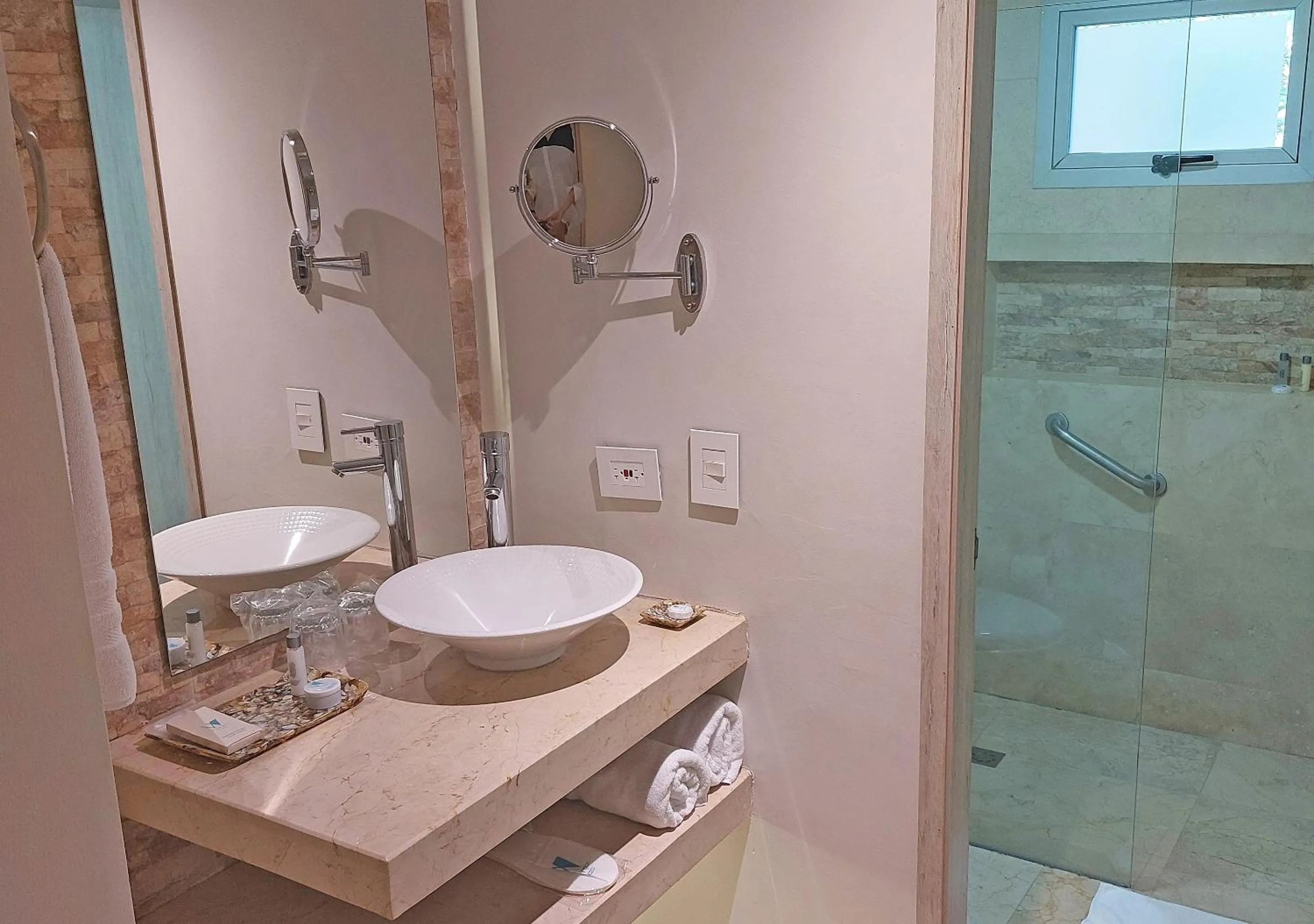 Bathroom in Washington Plaza