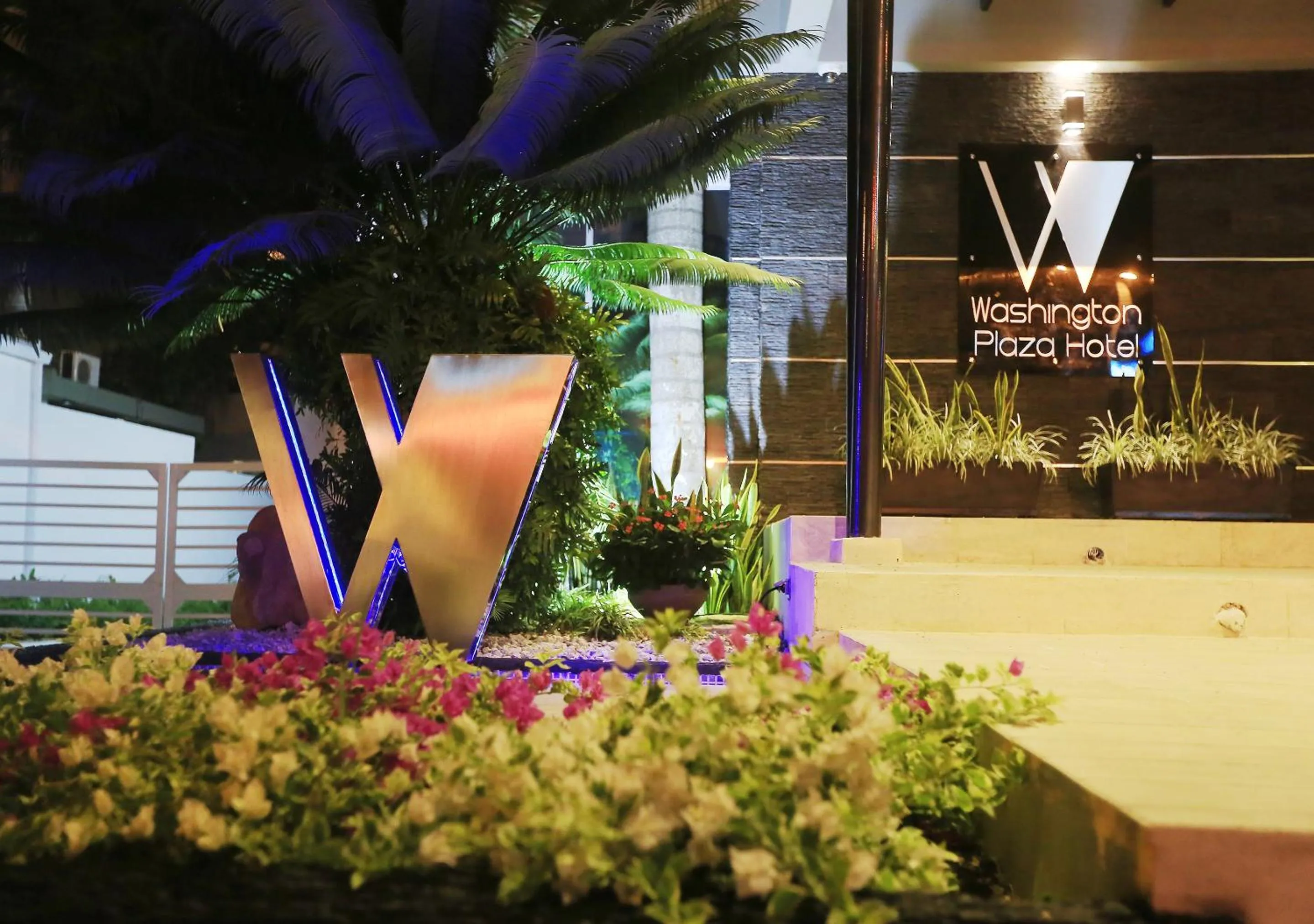 Facade/entrance in Washington Plaza