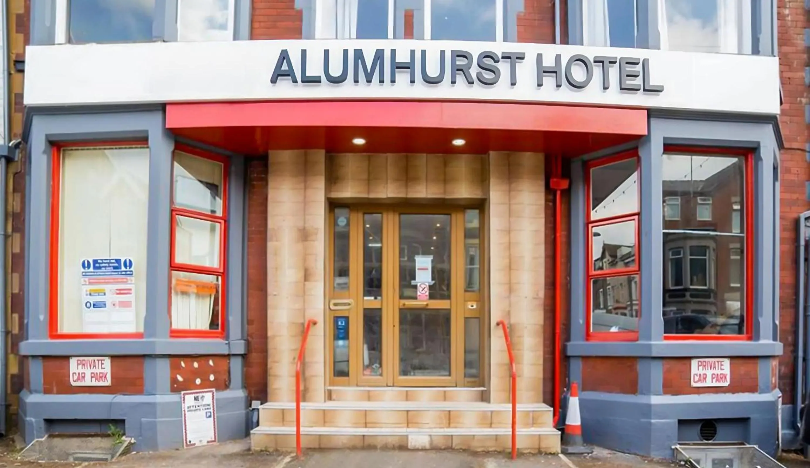 Facade/entrance in Alumhurst Hotel