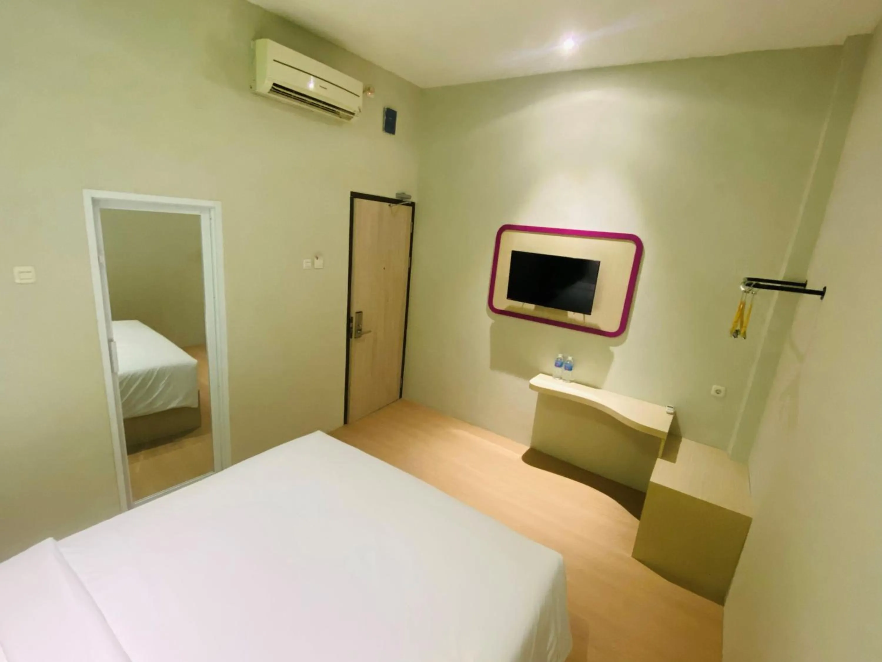 TV and multimedia, Bed in Ruma Ruma Hotel Kenten - Palembang