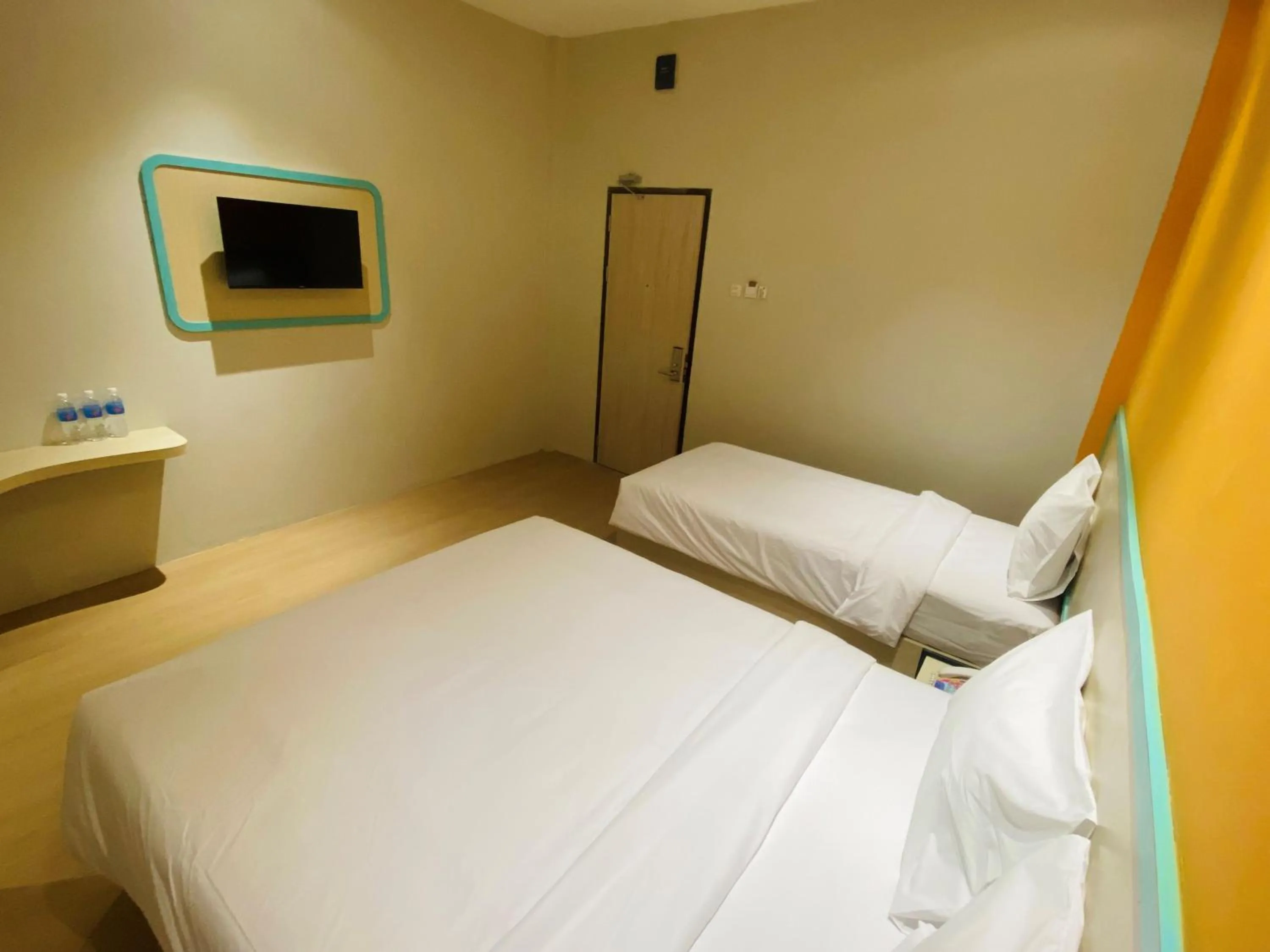 Photo of the whole room, Bed in Ruma Ruma Hotel Kenten - Palembang