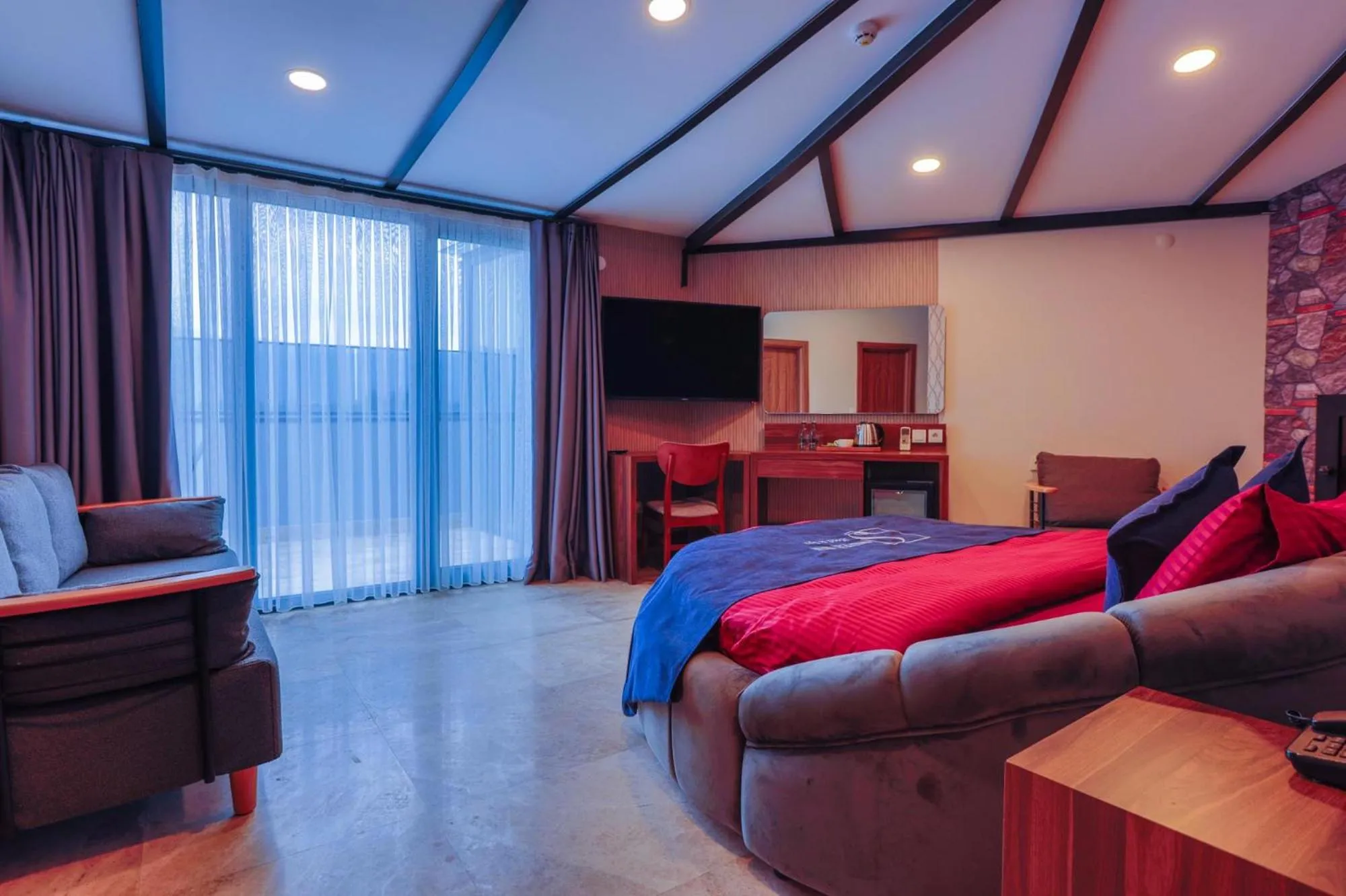 Communal lounge/ TV room, Bed in Silver Inn Spa