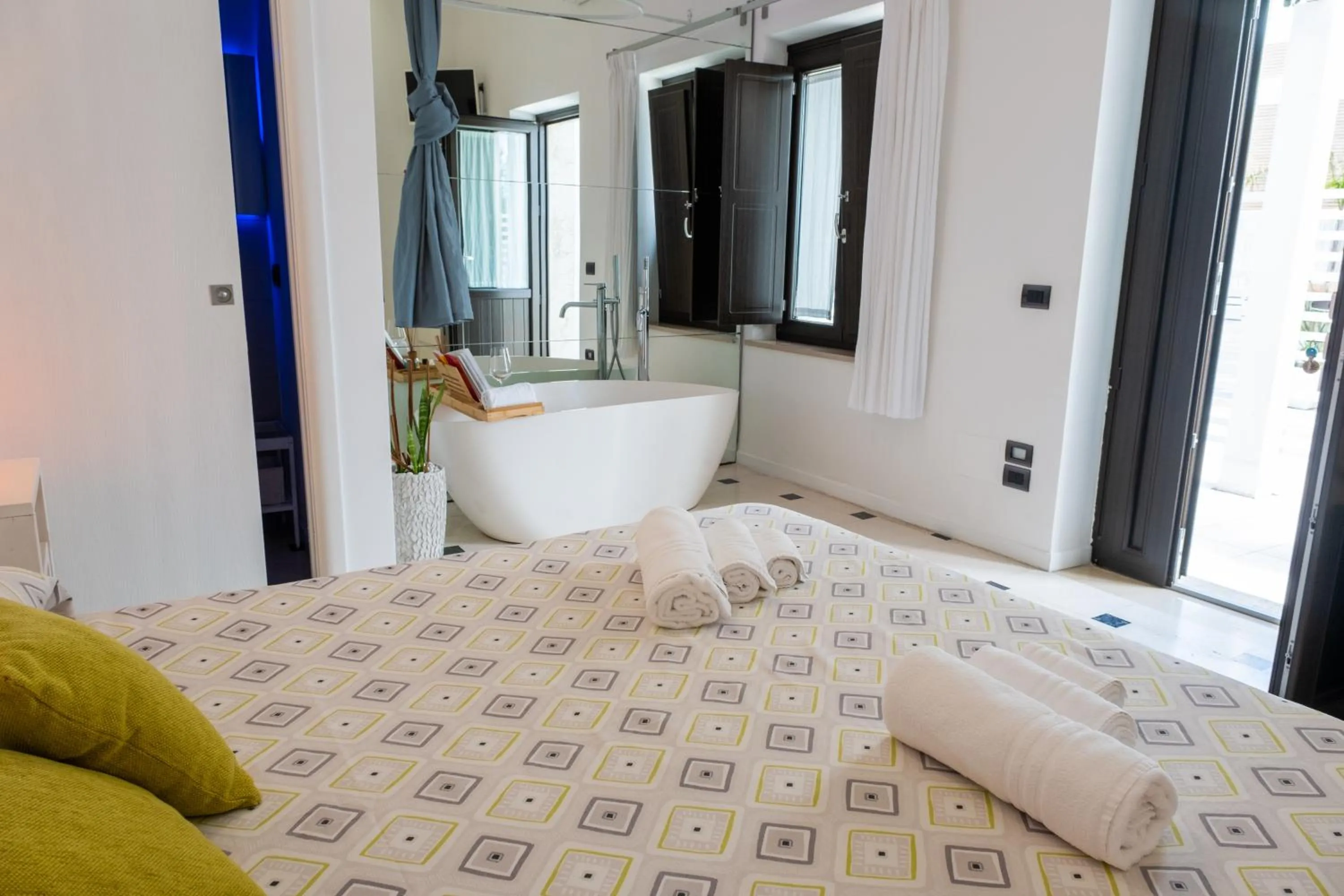 Photo of the whole room, Bed in La Bella Trani - Suites and B&B