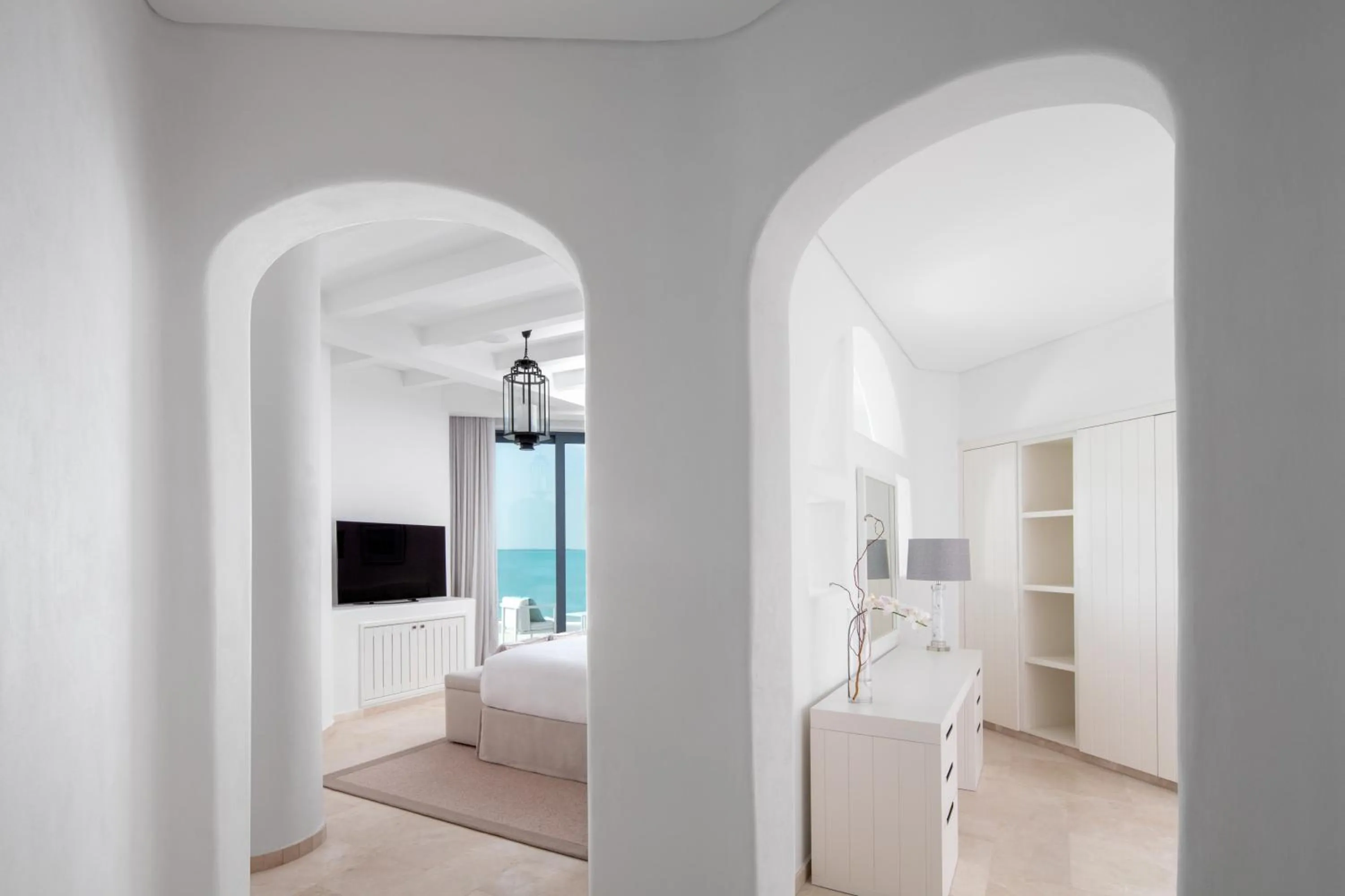 Bed in Anantara Santorini Abu Dhabi Retreat-Adults Only