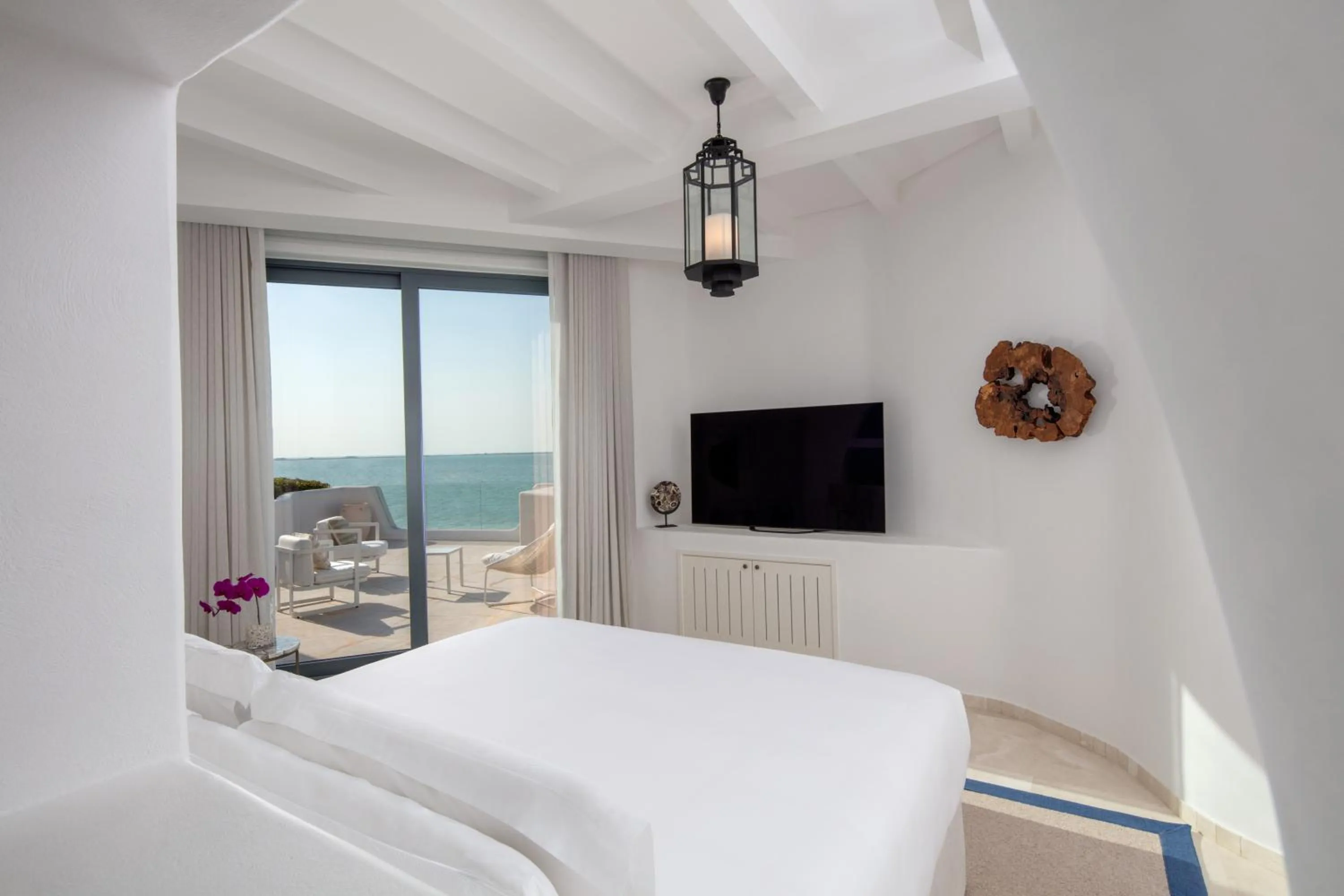 Bed in Anantara Santorini Abu Dhabi Retreat-Adults Only