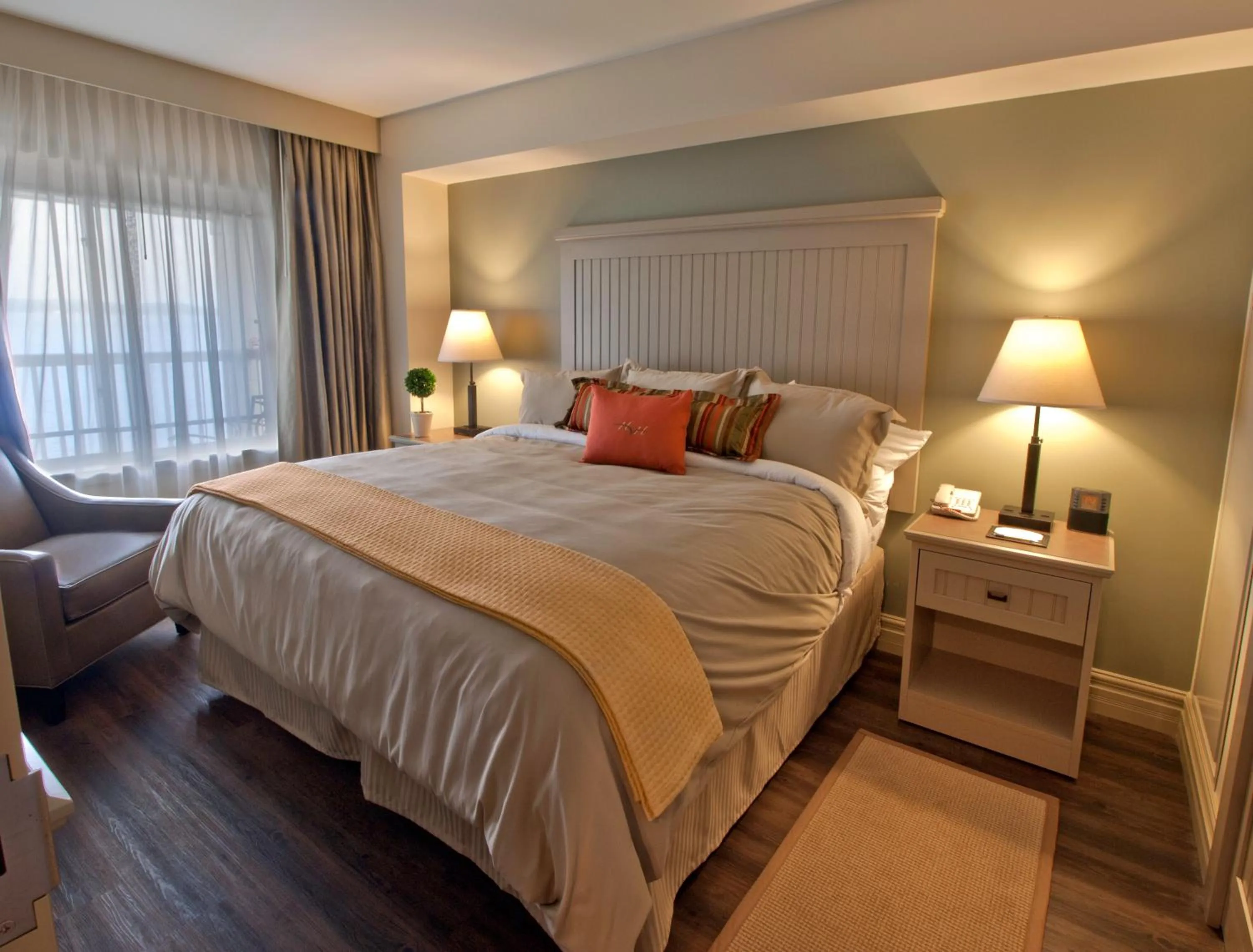 Photo of the whole room, Bed in 1000 Islands Harbor Hotel