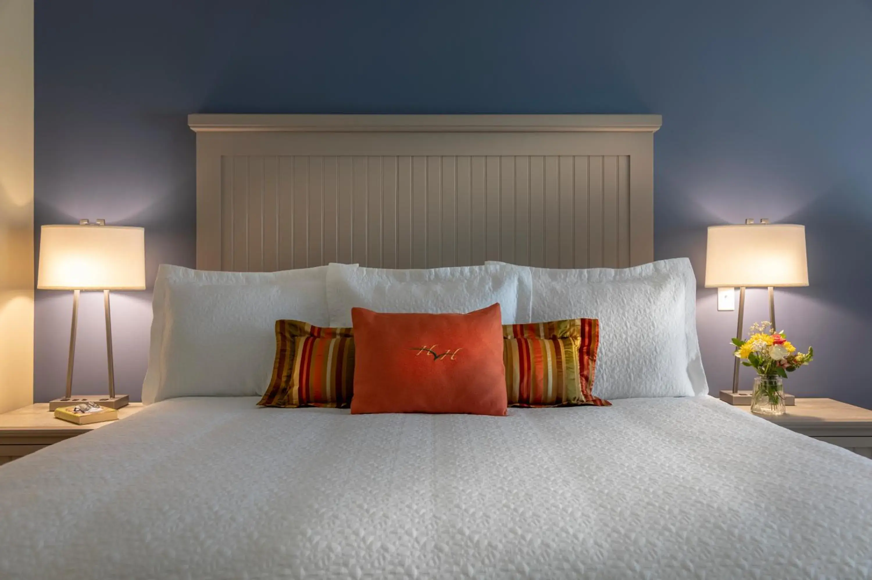 King Sofa River View in 1000 Islands Harbor Hotel King Sofa River View in 1000 Islands Harbor Hotel