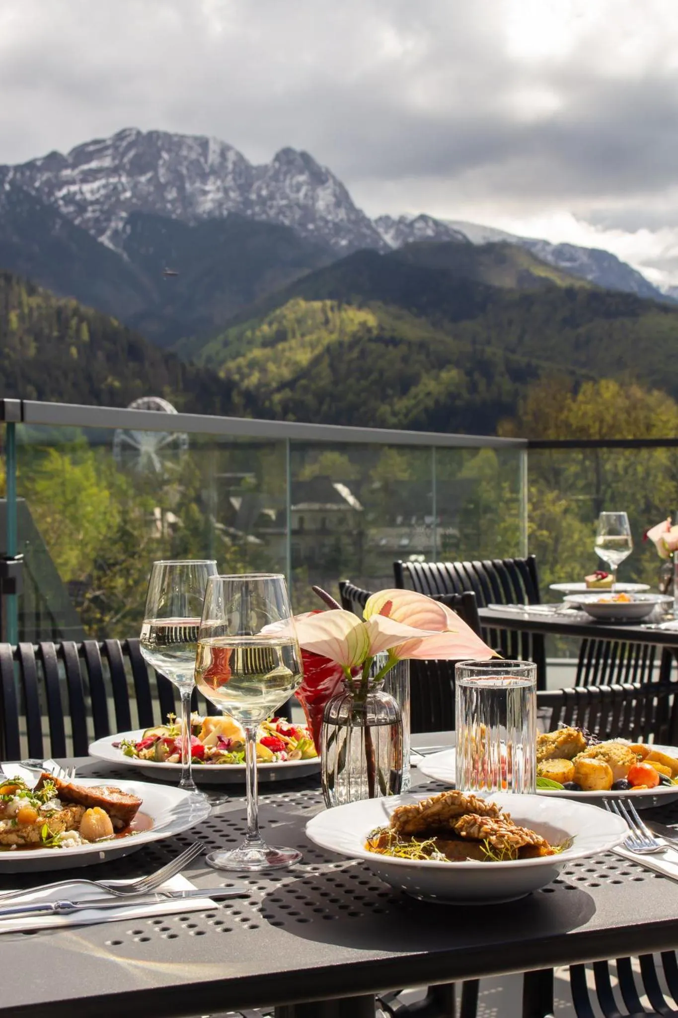 Restaurant/places to eat in Renesans Residence Zakopane
