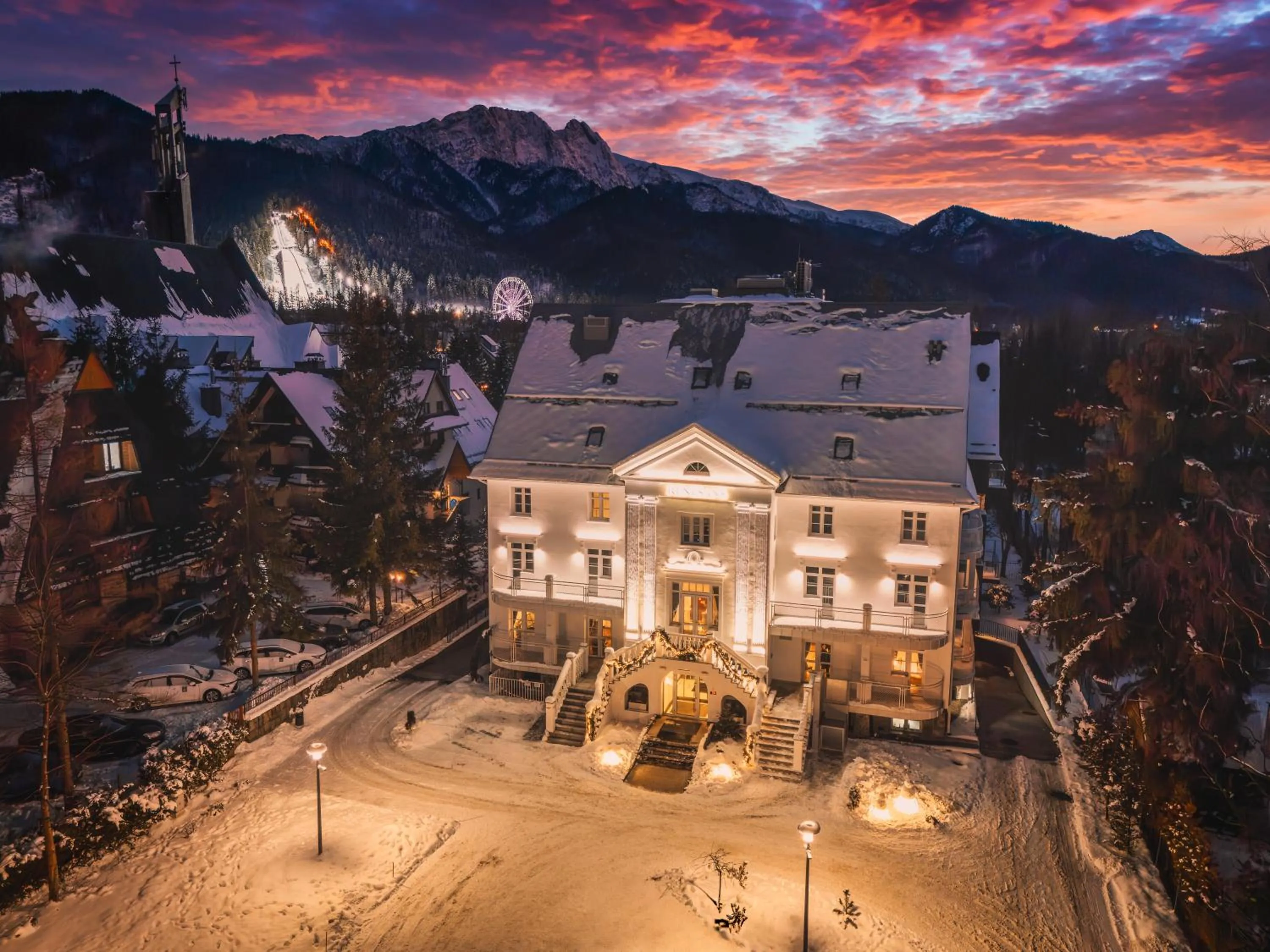 Facade/entrance in Renesans Residence Zakopane