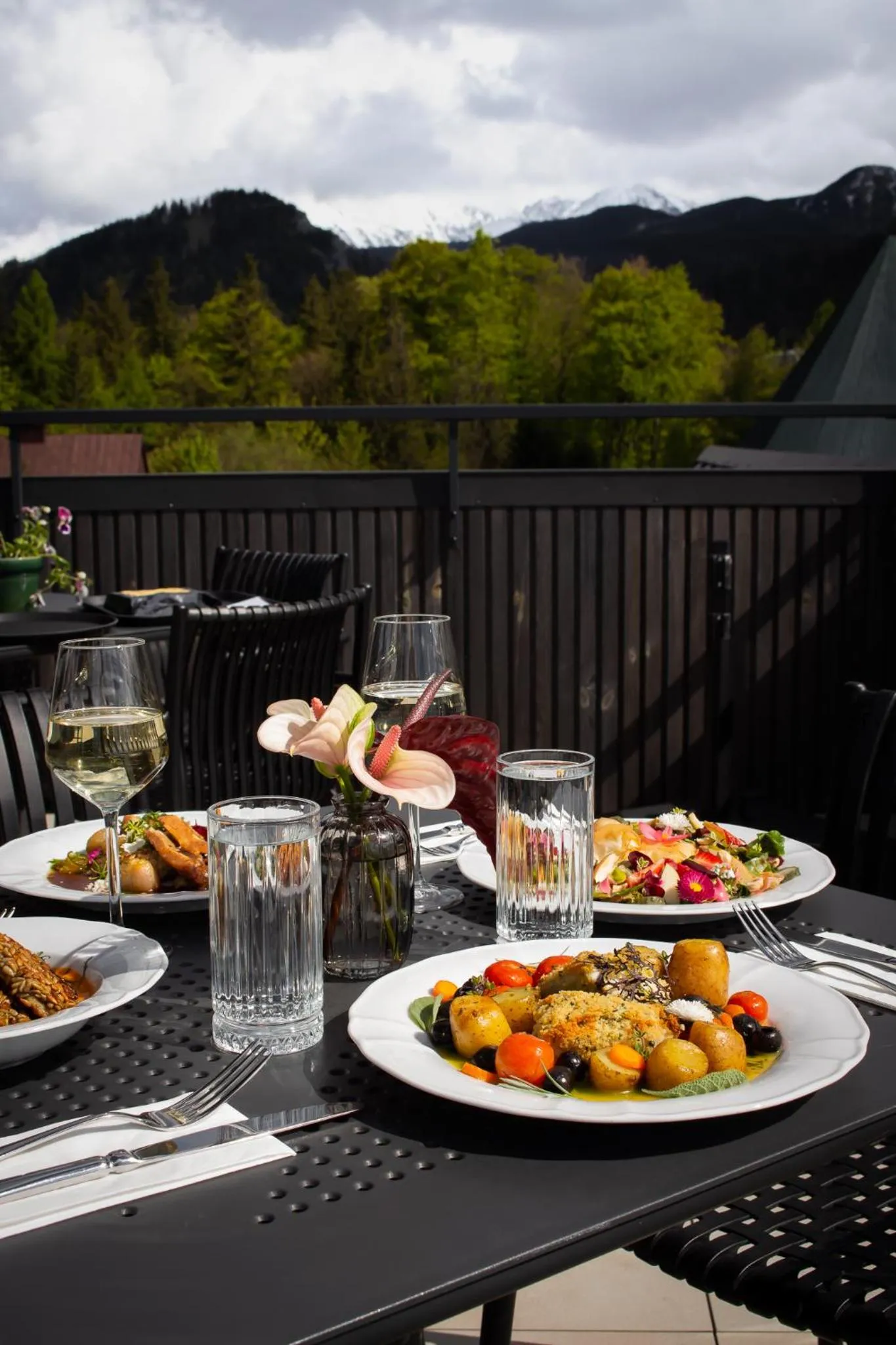 Restaurant/places to eat in Renesans Residence Zakopane