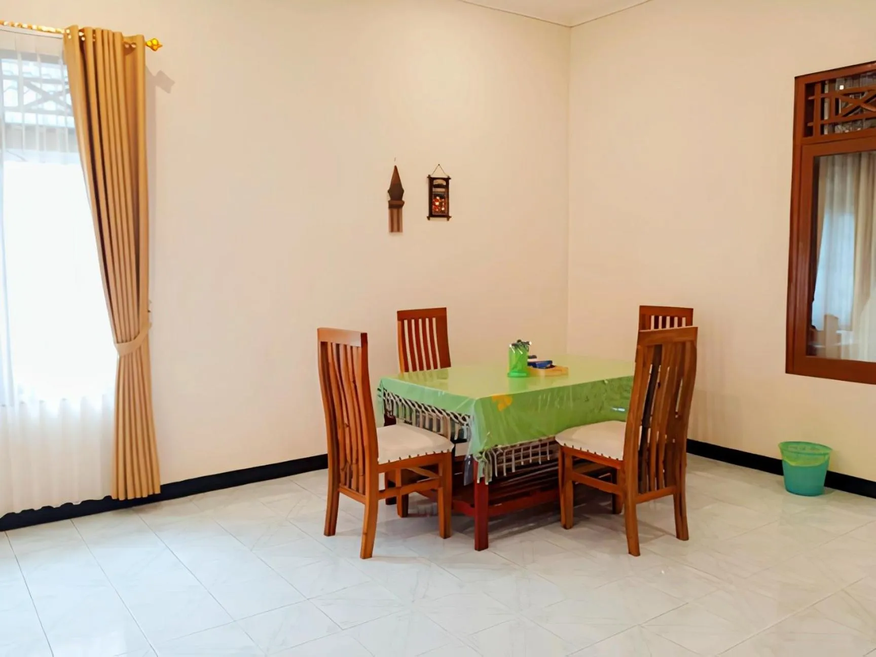 Dining area in Penginapan Prambanan TRISAN