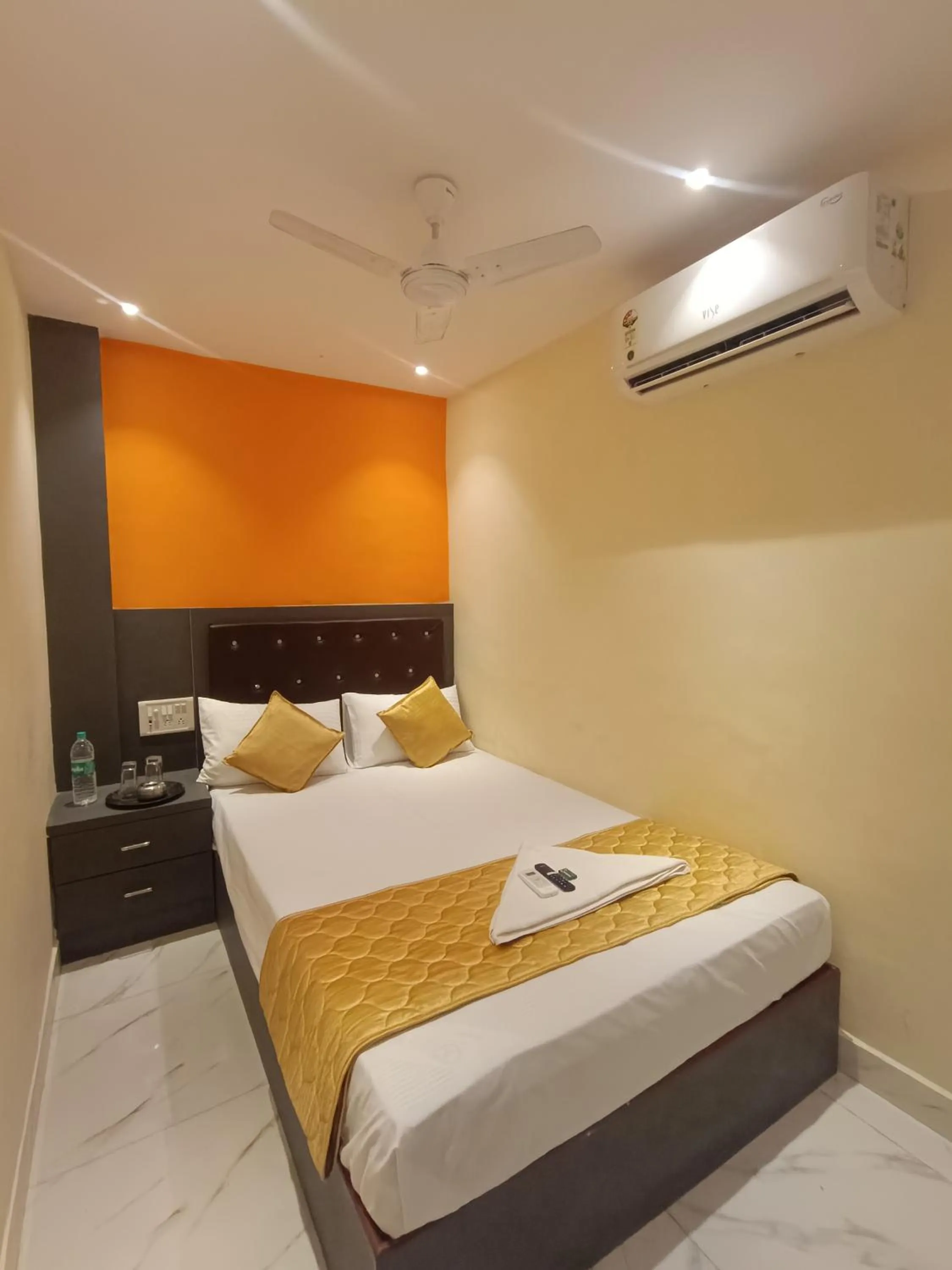 Bed in Hotel Powai Residency