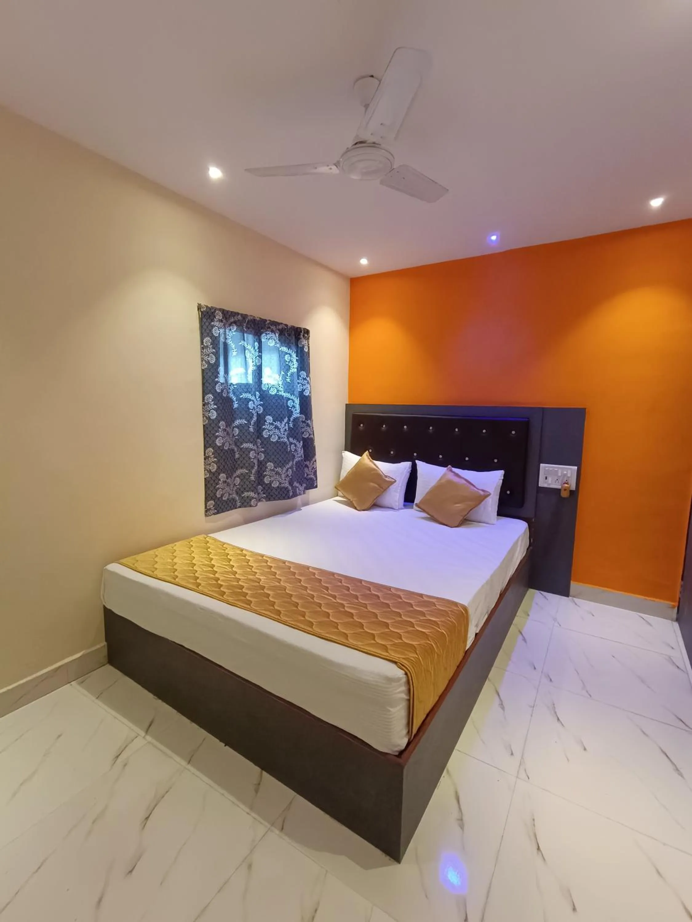 Bed in Hotel Powai Residency