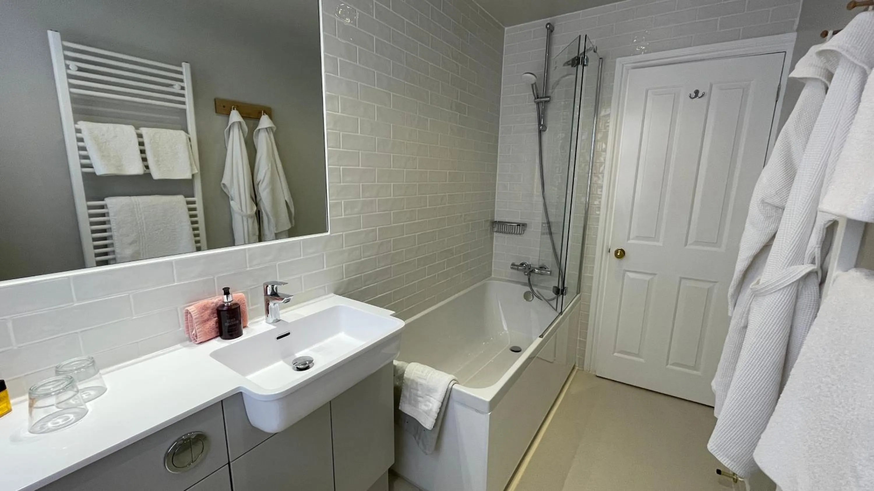 Bathroom in Yorke Lodge Bed and Breakfast