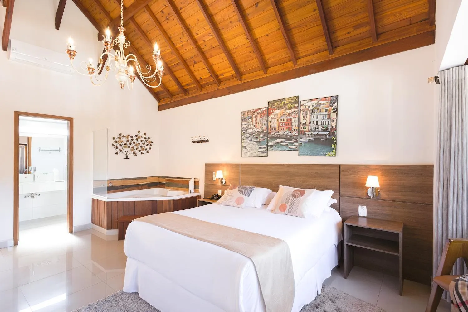 Hot Tub, Bed in Pousada Valle das Flores Monte Verde