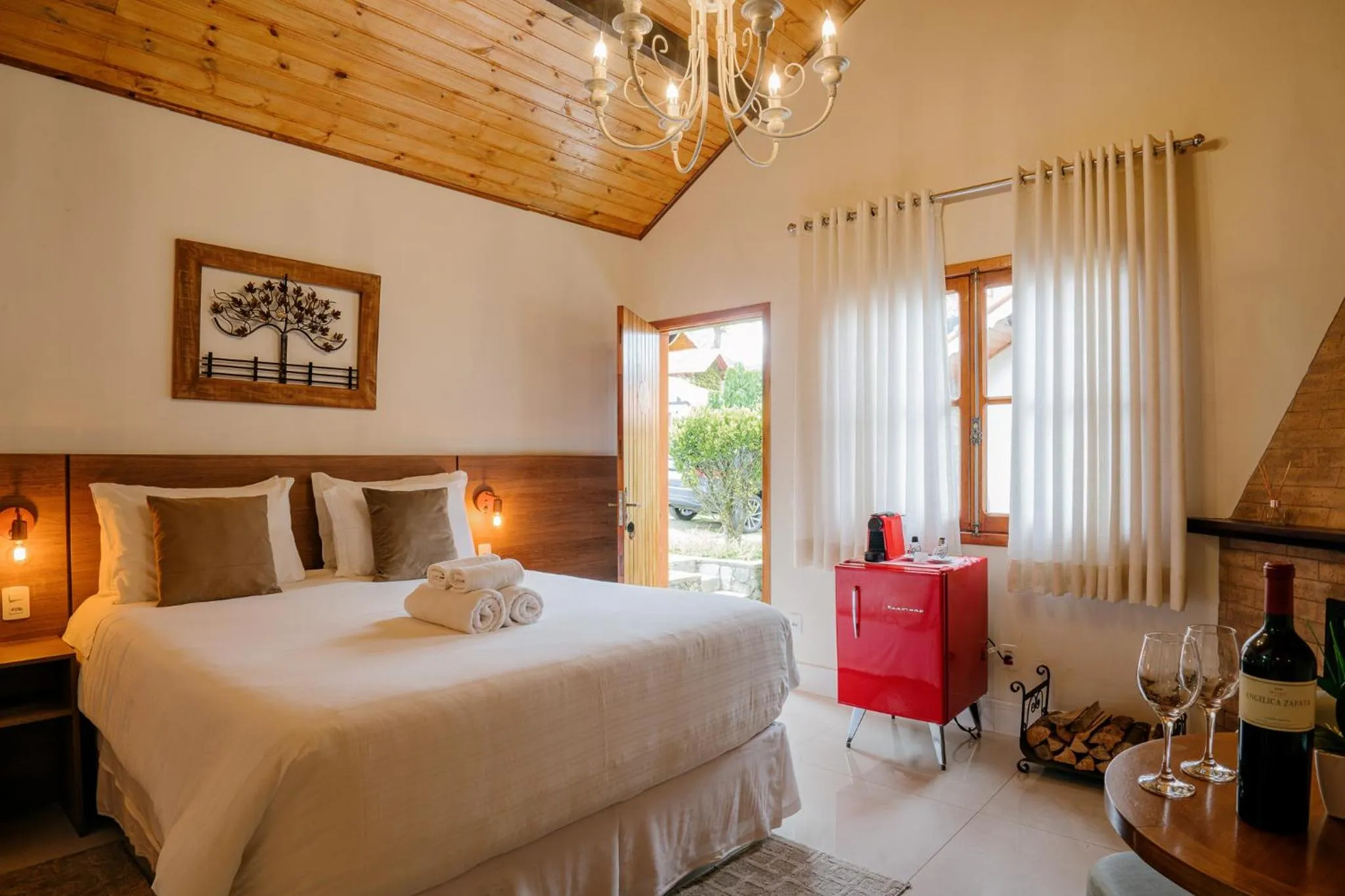 Photo of the whole room, Bed in Pousada Valle das Flores Monte Verde