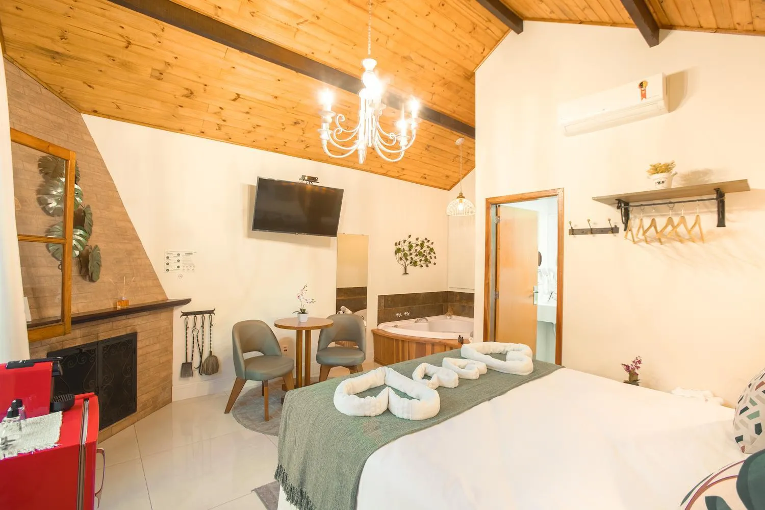 Communal lounge/ TV room, Bed in Pousada Valle das Flores Monte Verde