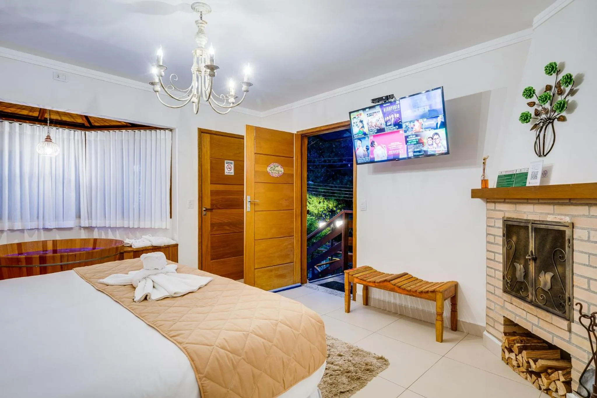 Hot Tub, Bed in Pousada Valle das Flores Monte Verde