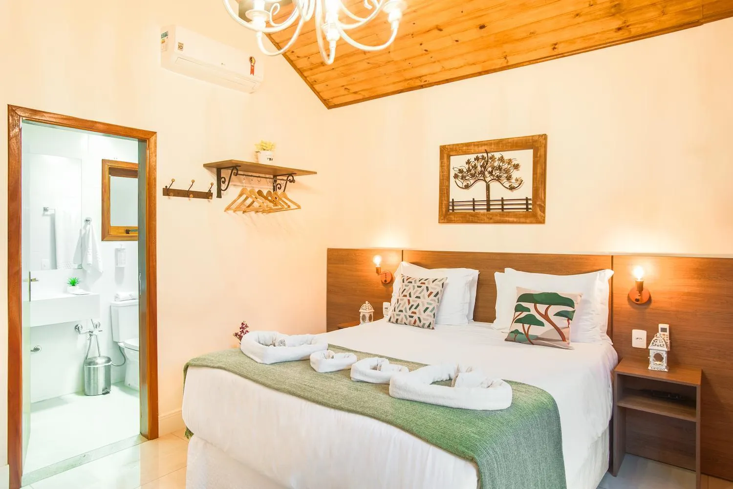 Photo of the whole room, Bed in Pousada Valle das Flores Monte Verde