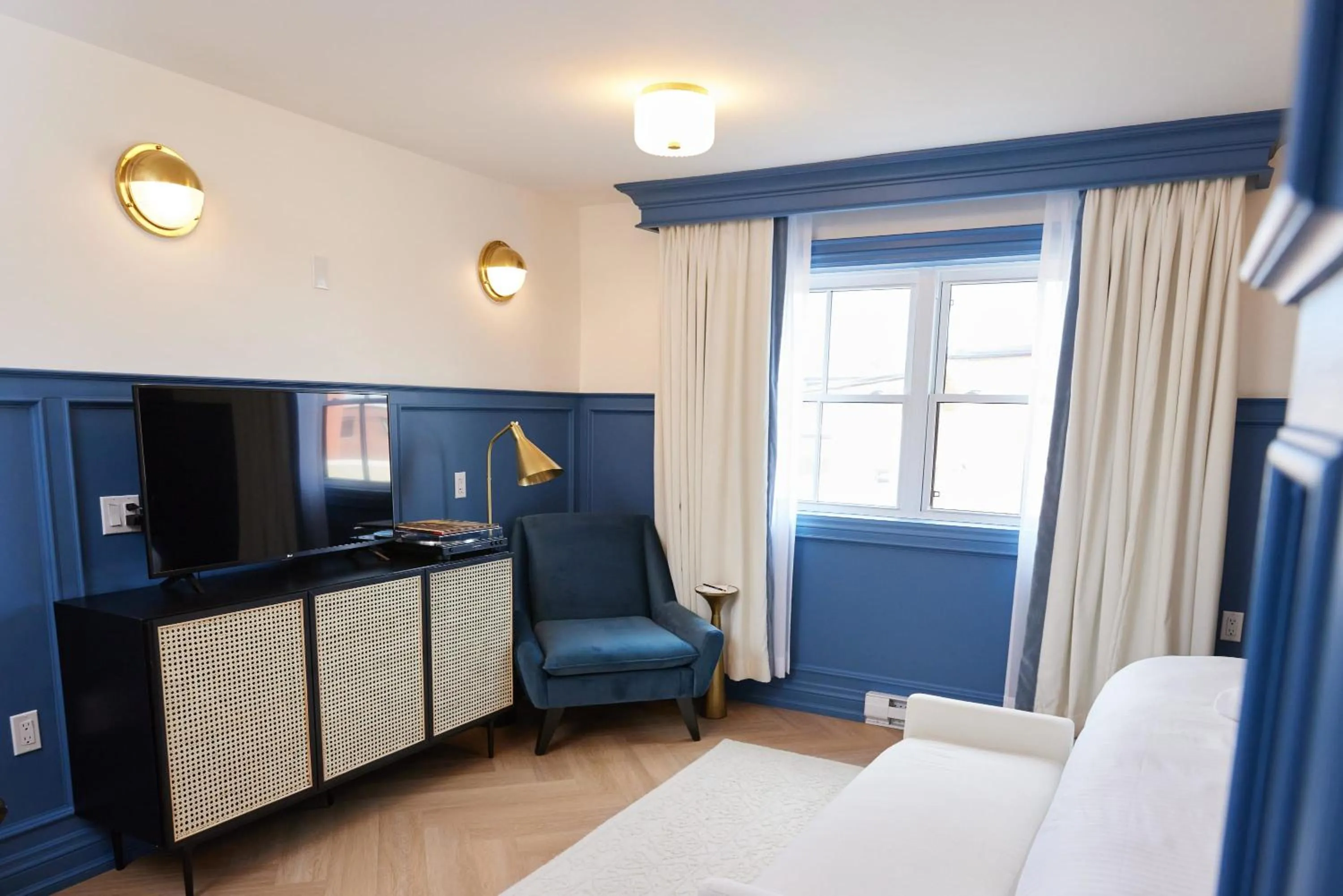 Seating area, Bed in The Dorchester Hotel