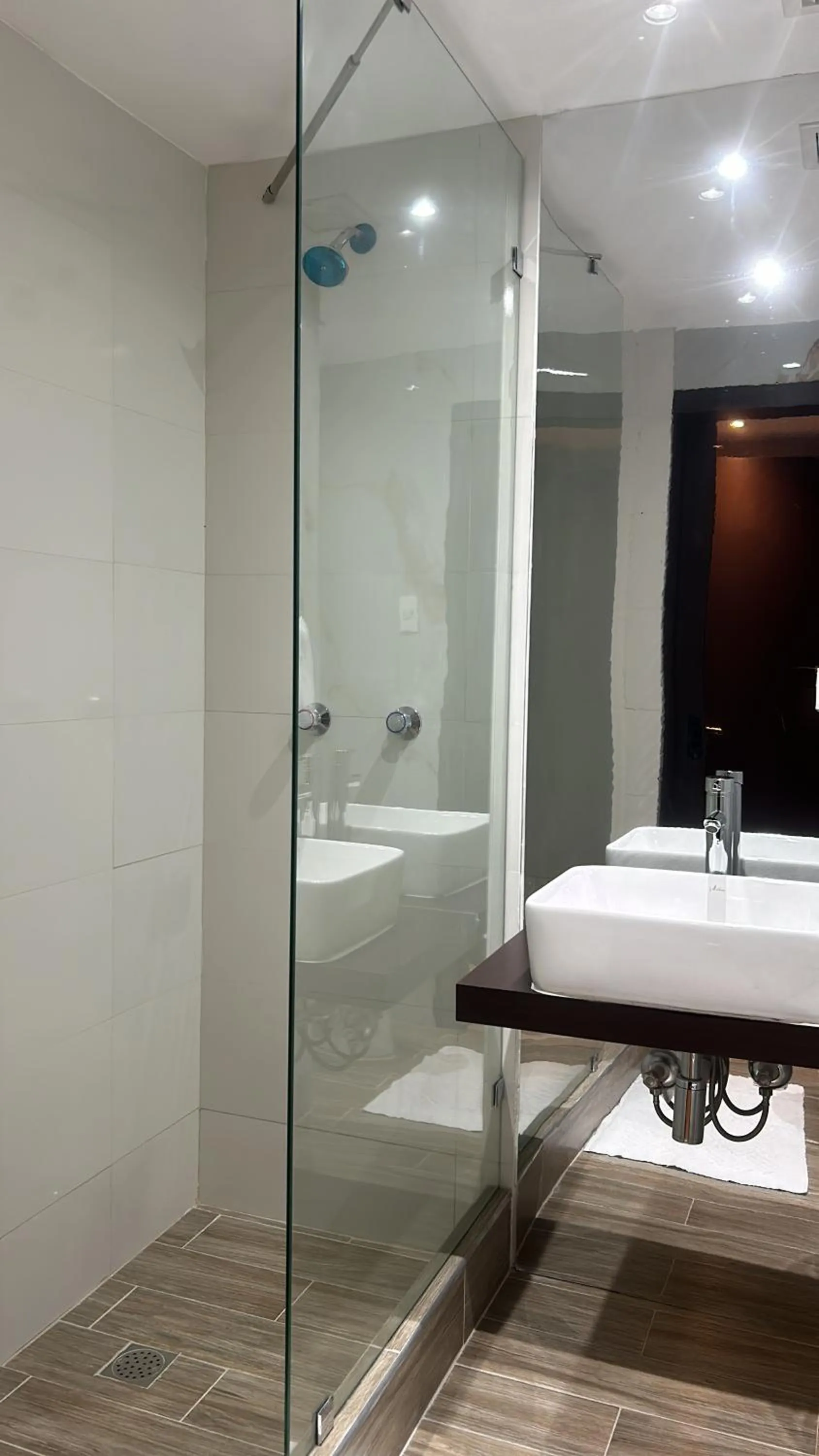 Shower in Hotel Grand Galaxie