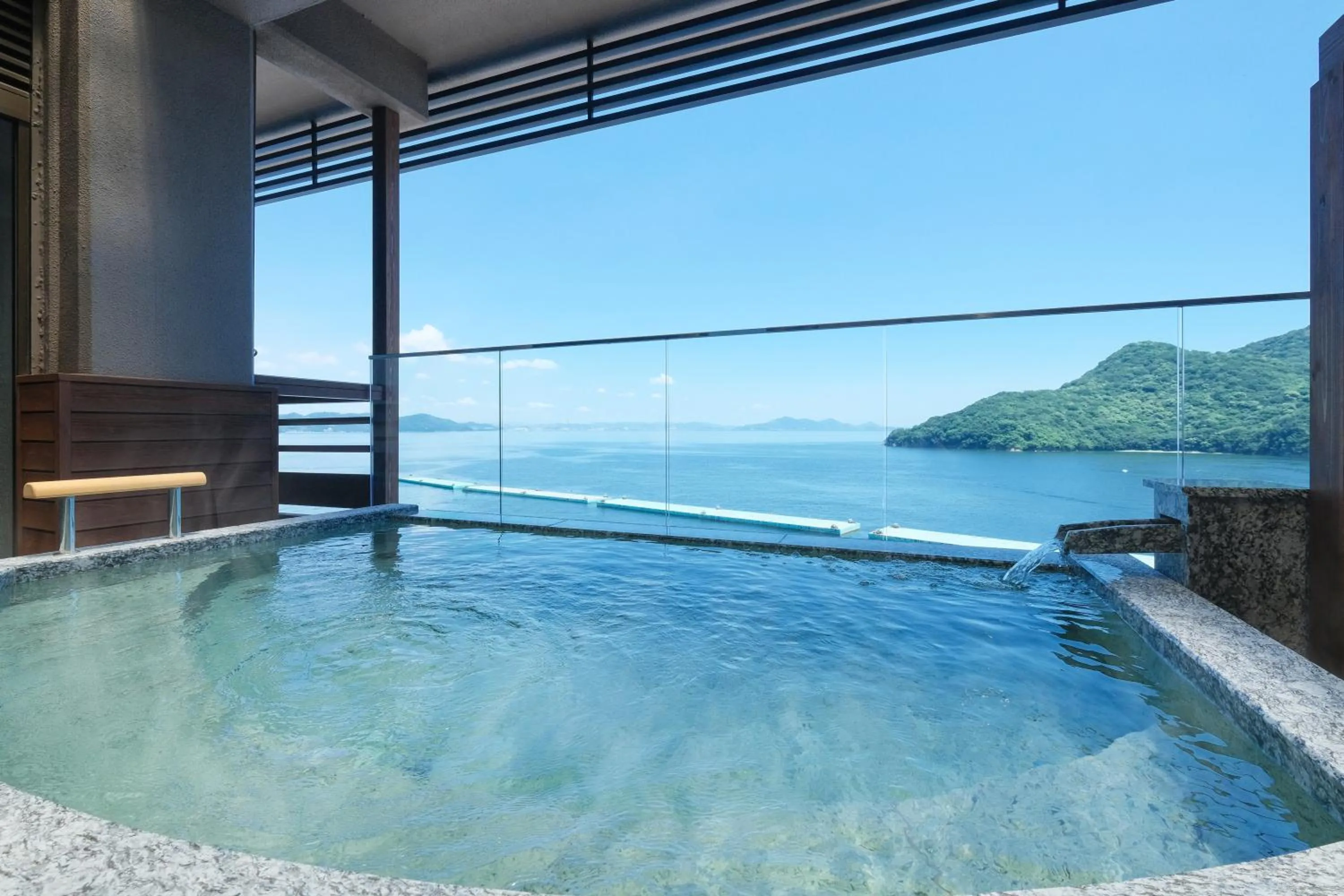 Hot Spring Bath in Keishokan Sazanamitei