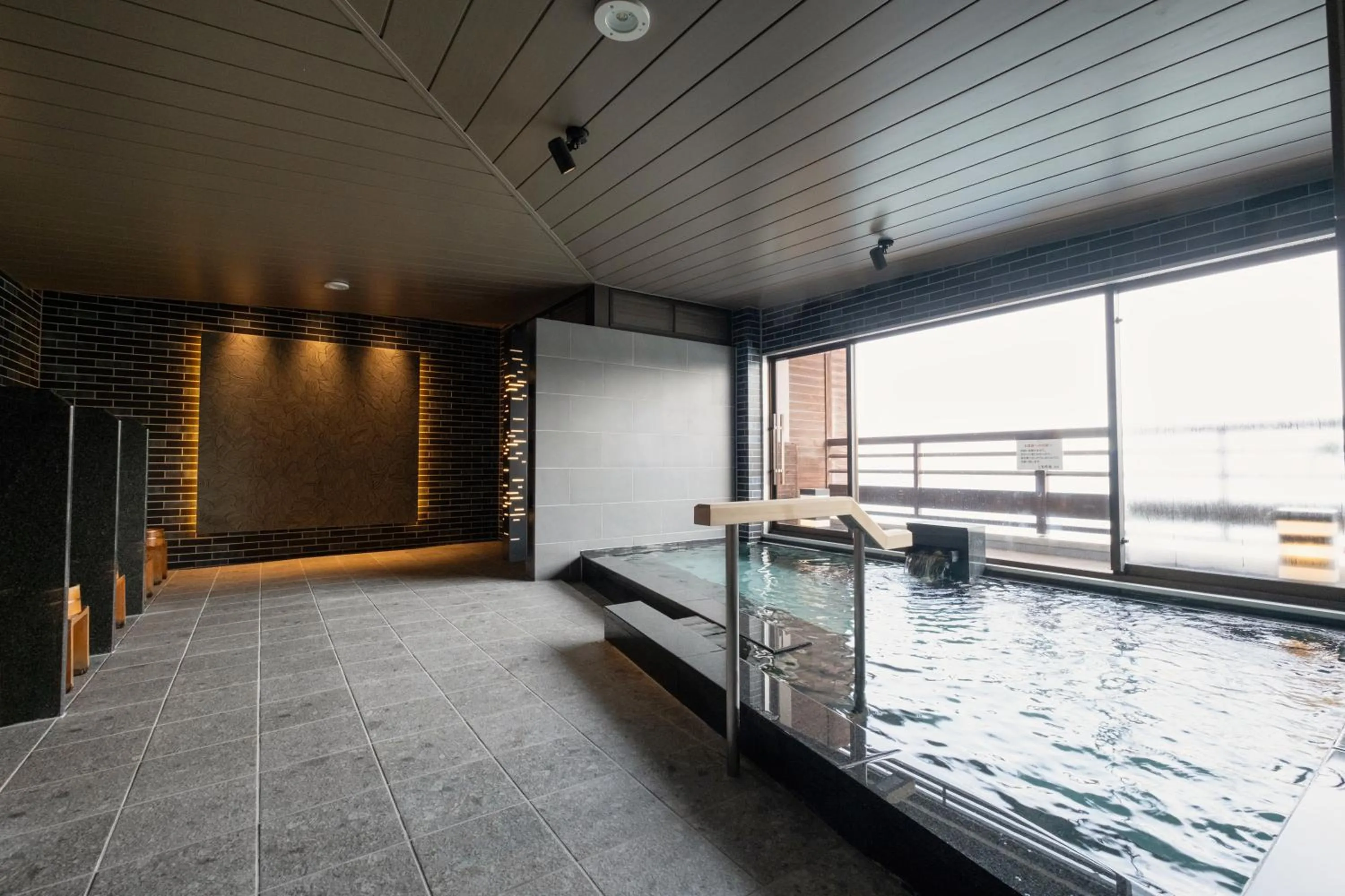 Hot Spring Bath in Keishokan Sazanamitei