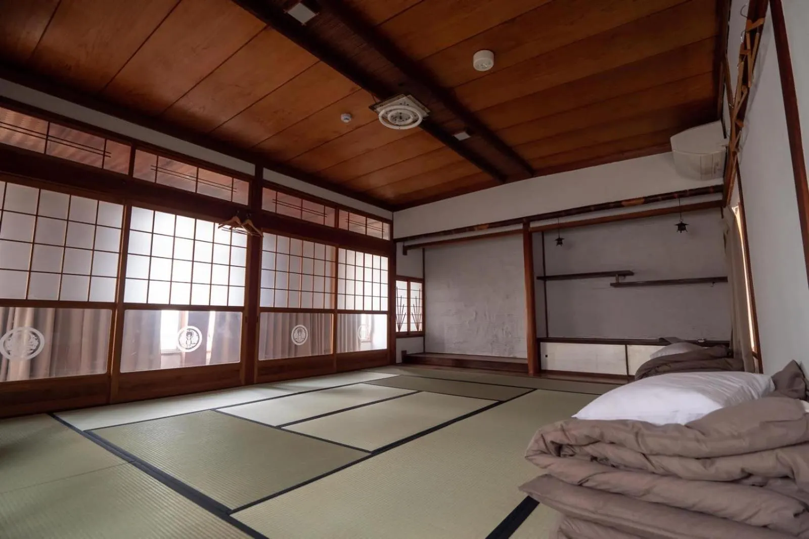 group of guests in Kamp Houkan-cho Backpacker's Inn & Lounge