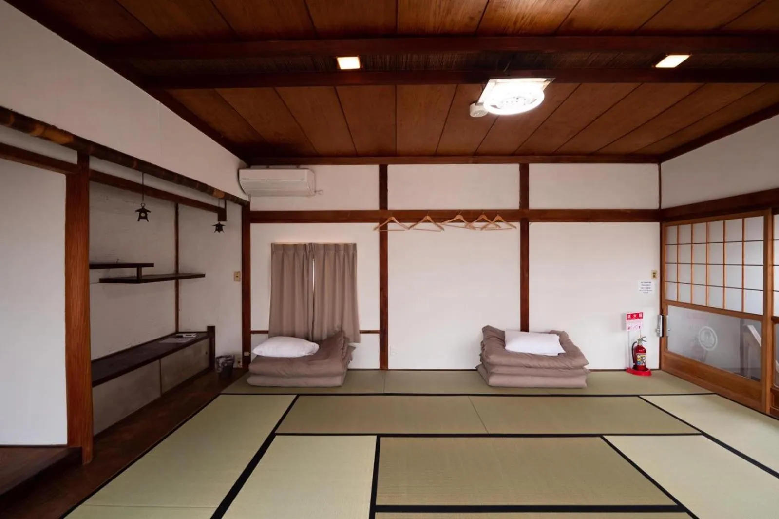 group of guests, Bed in Kamp Houkan-cho Backpacker's Inn & Lounge