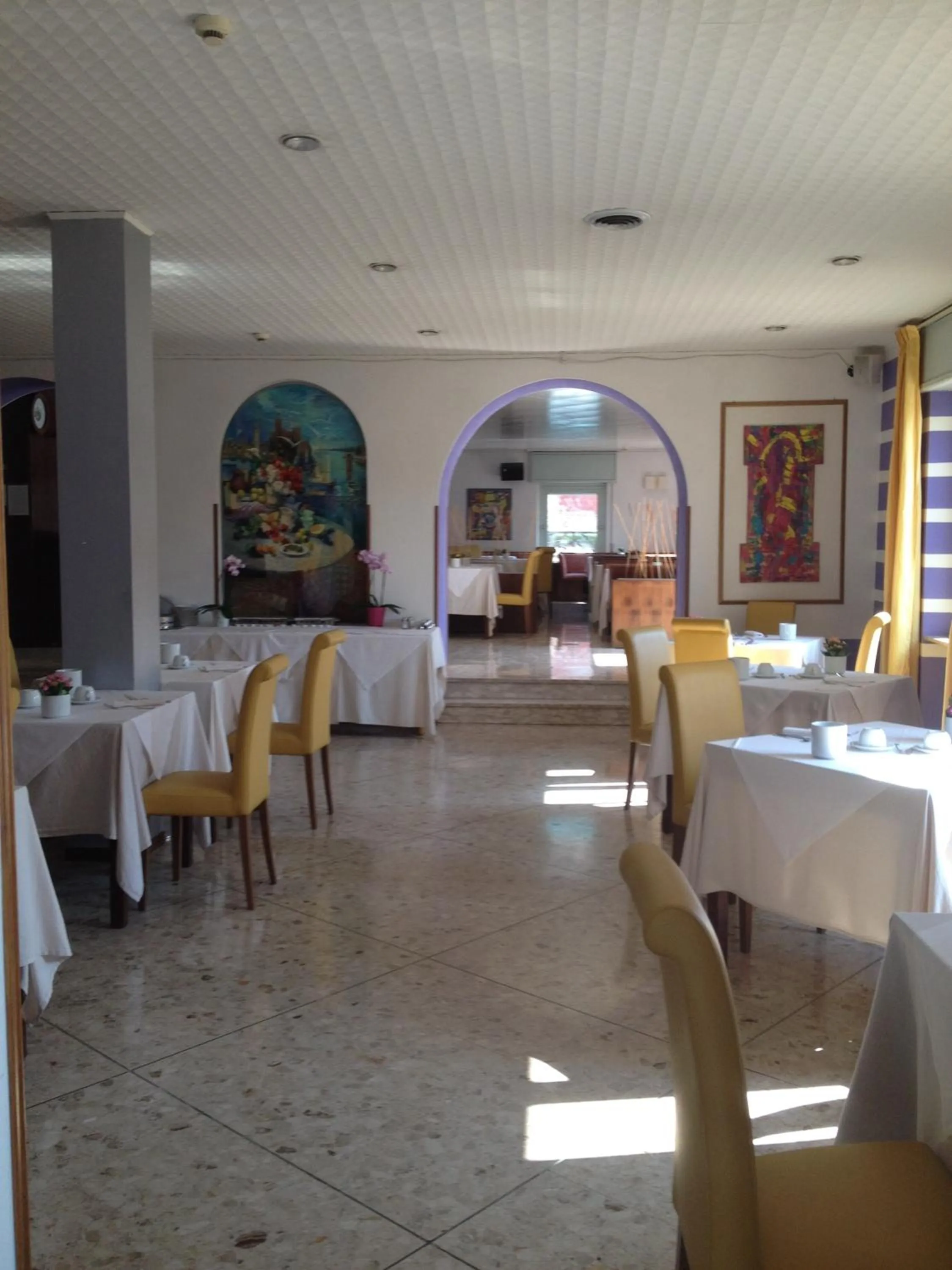 Restaurant/places to eat in Hotel Benacus