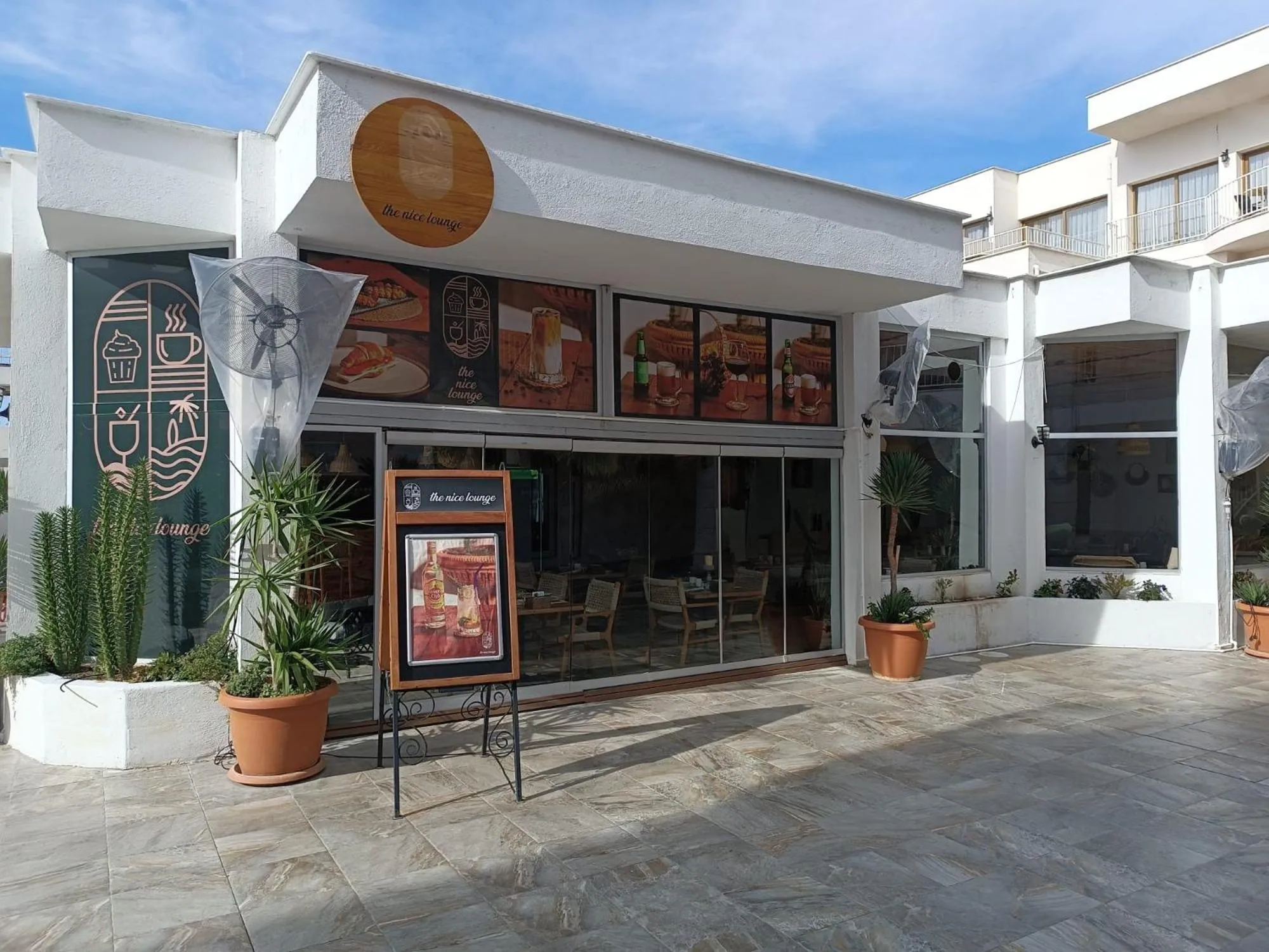 Restaurant/places to eat in Ladies Beach Suite Hotel