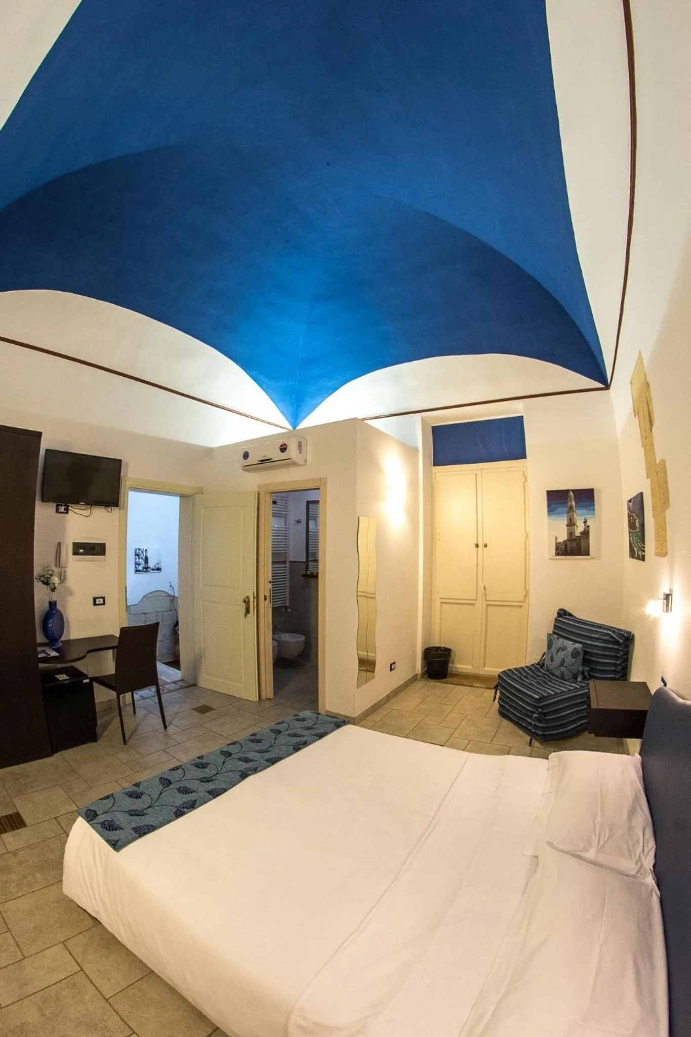 Photo of the whole room in 19Venti