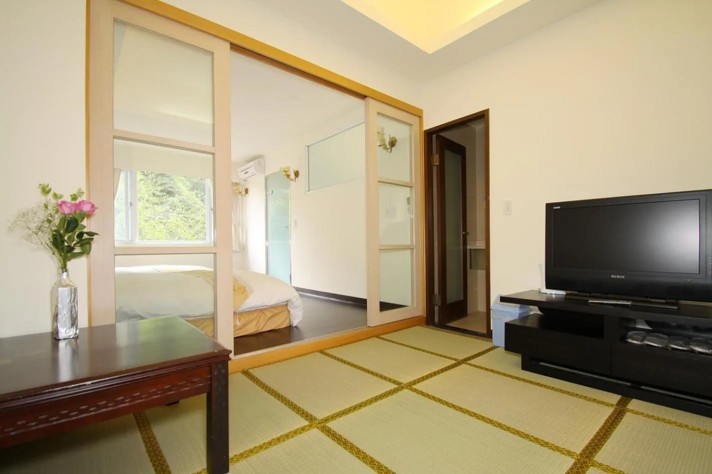 Communal lounge/ TV room, Bed in Hotspring World Wulai