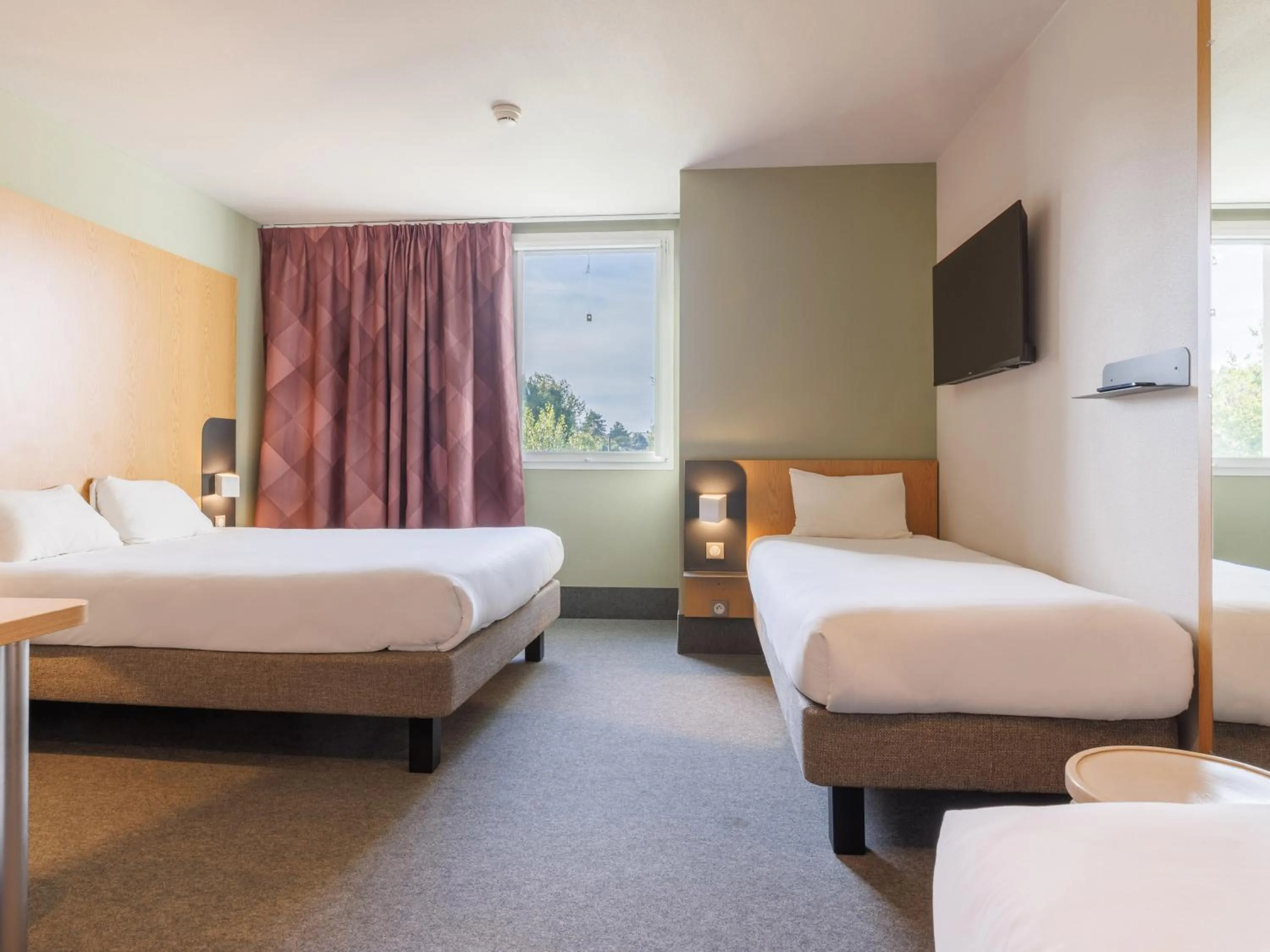 Bedroom, Bed in B&B HOTEL Clermont-Ferrand Nord Riom