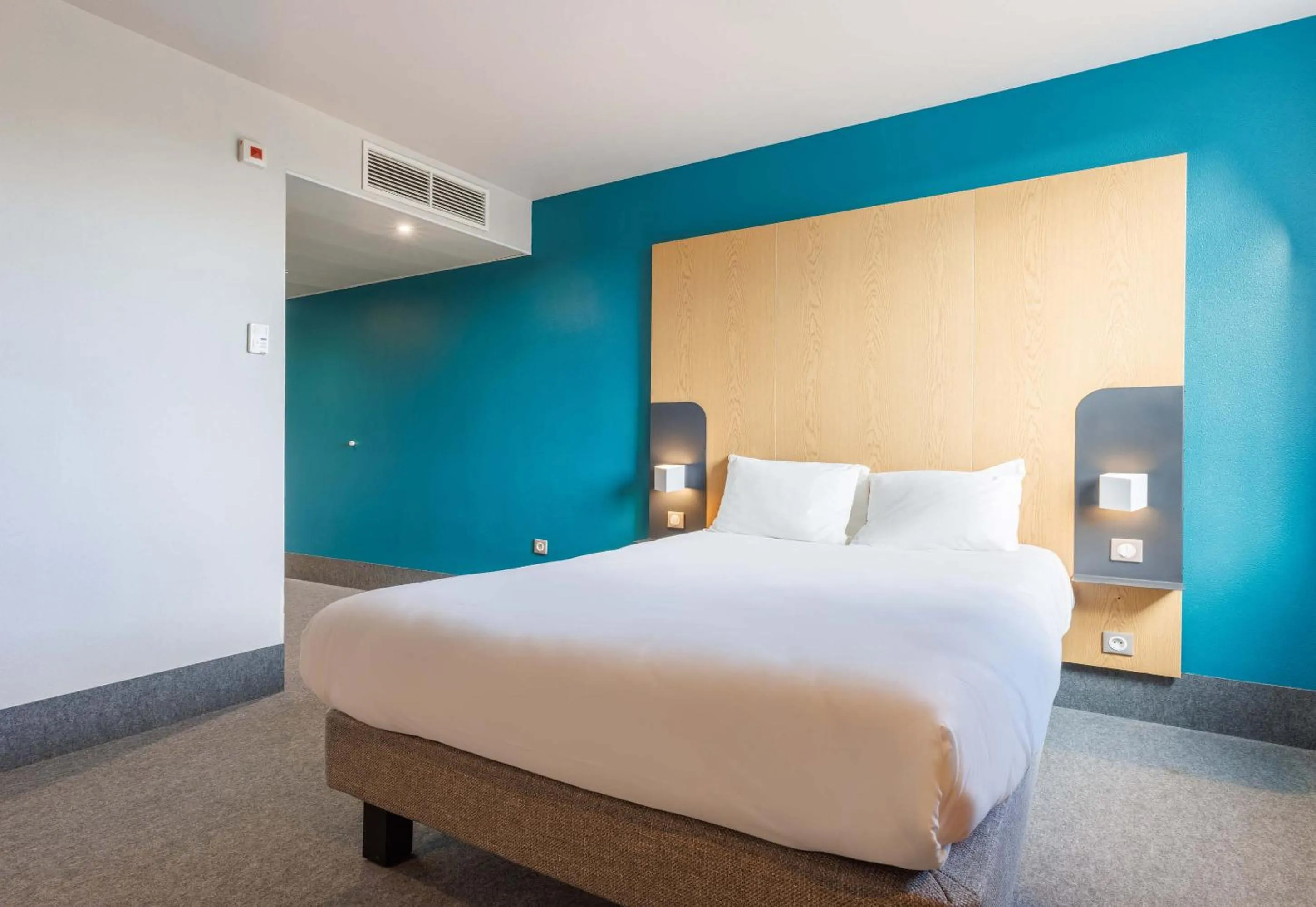 Bedroom, Bed in B&B HOTEL Clermont-Ferrand Nord Riom