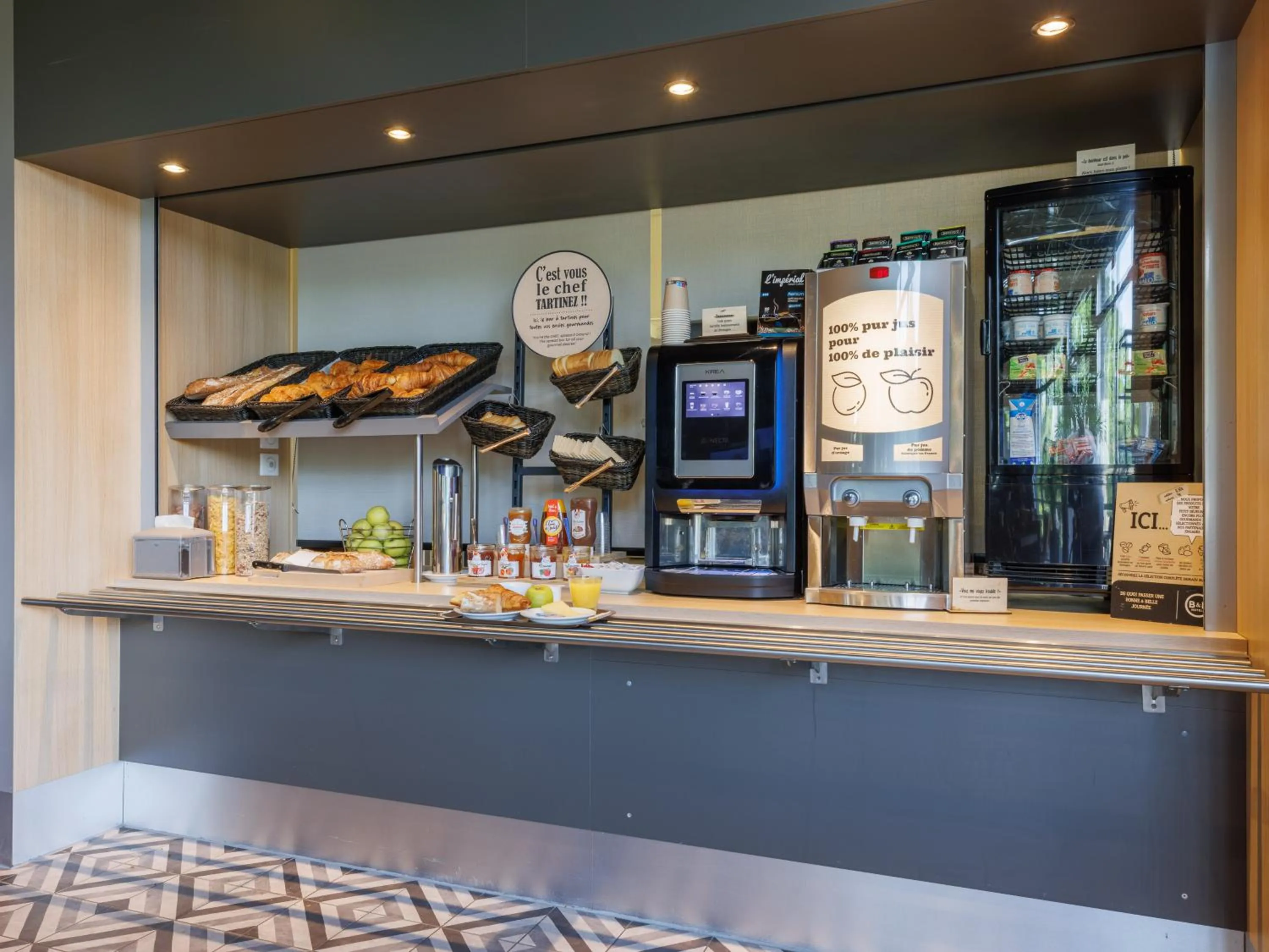 Food and drinks in B&B HOTEL Clermont-Ferrand Nord Riom